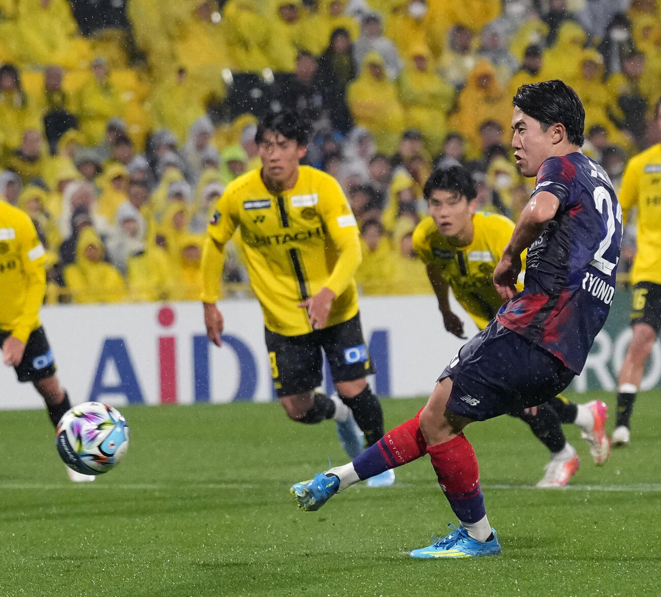 後半、PKを決めるFC東京佐藤龍之介（撮影・小島史椰）