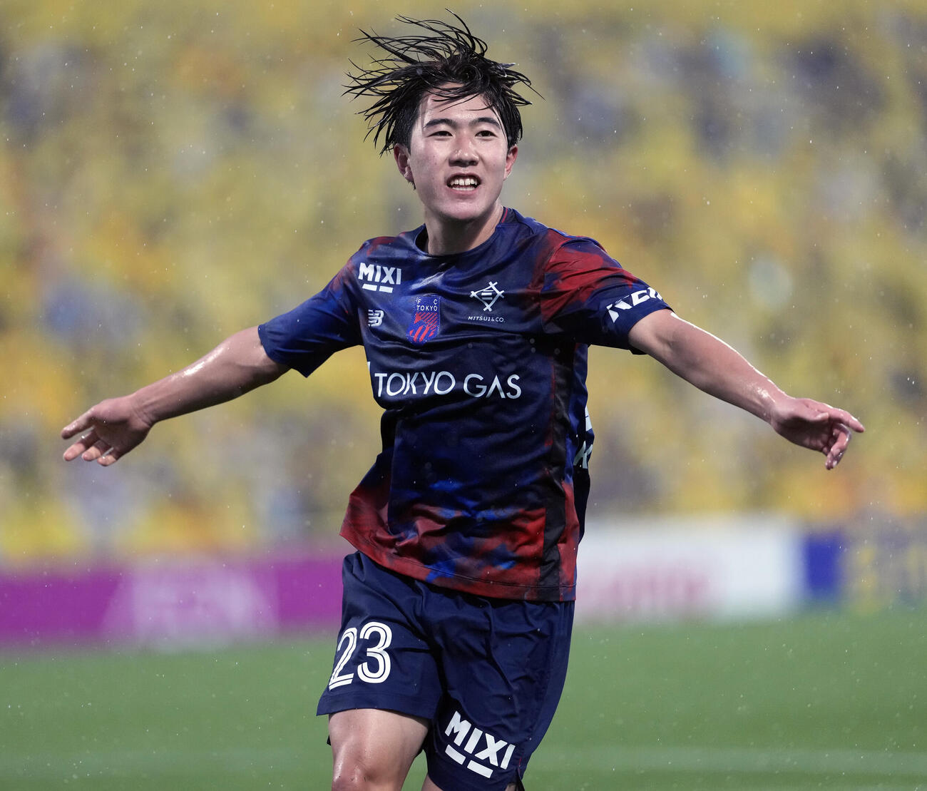 後半、ゴールを決め笑顔を見せるFC東京佐藤龍之介（撮影・小島史椰）