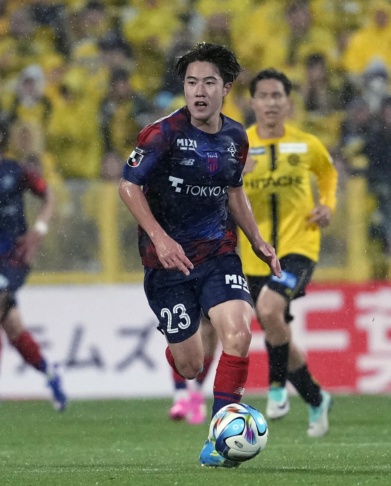 後半、ドリブルをするFC東京佐藤龍之介（撮影・小島史椰）