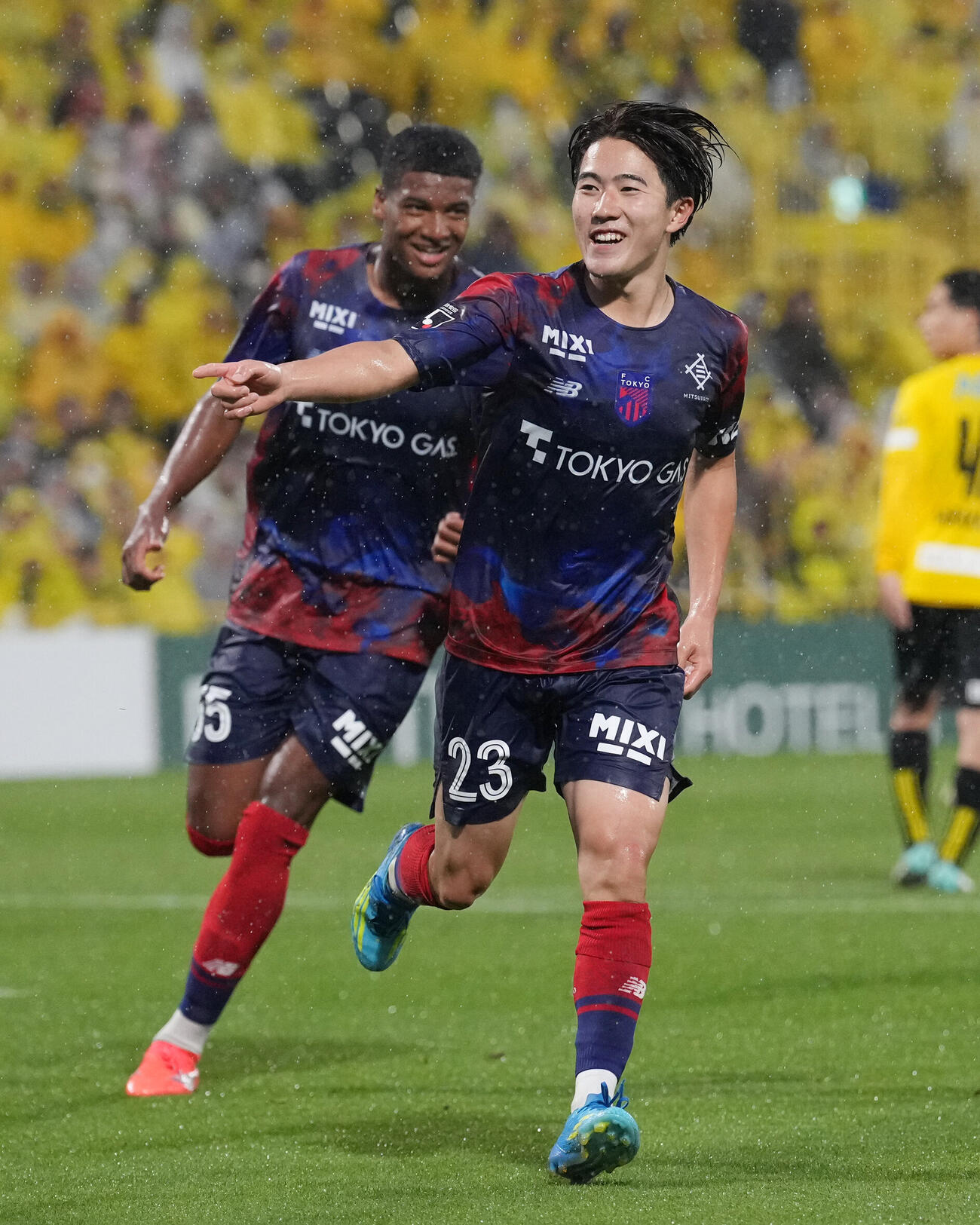 柏対東京　後半、PKを決め笑顔を見せる東京佐藤龍之介（撮影・小島史椰）
