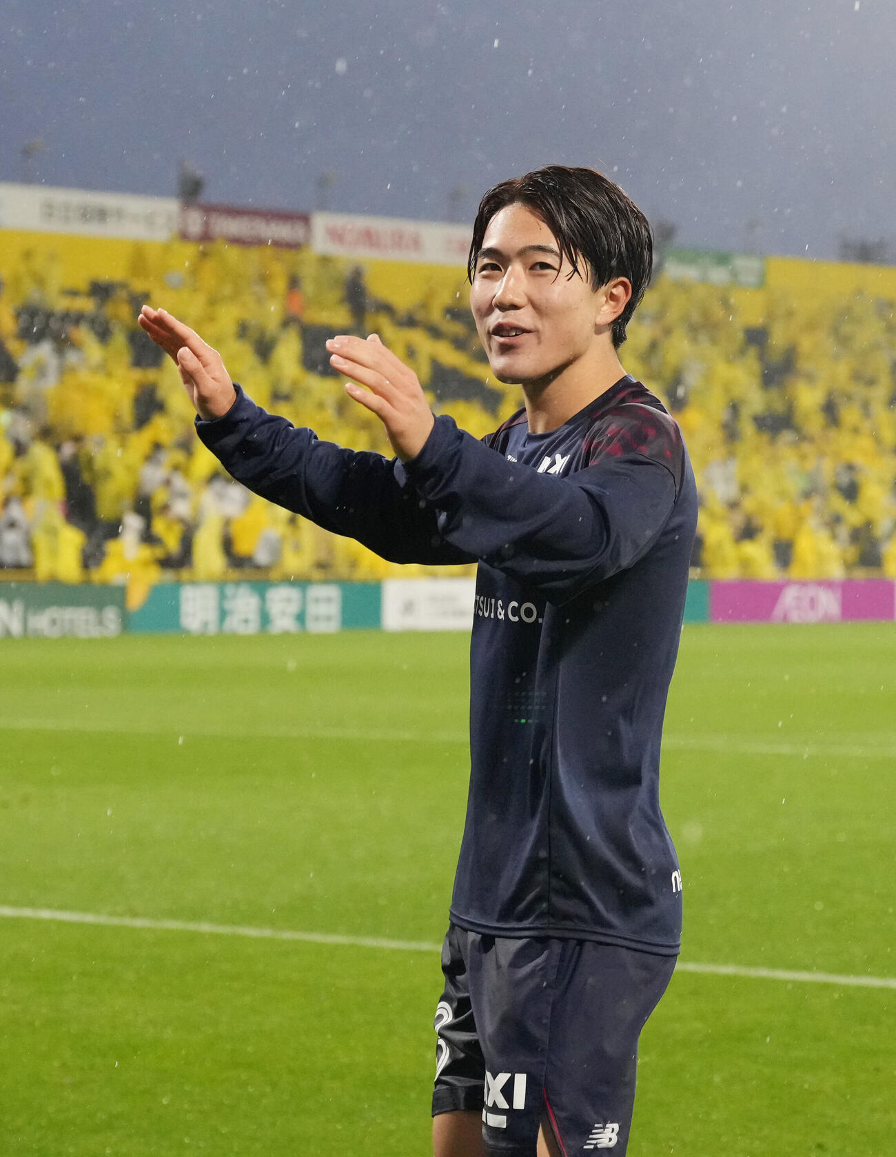 柏に勝利しサポーターに手を振るFC東京佐藤龍之介（撮影・小島史椰）