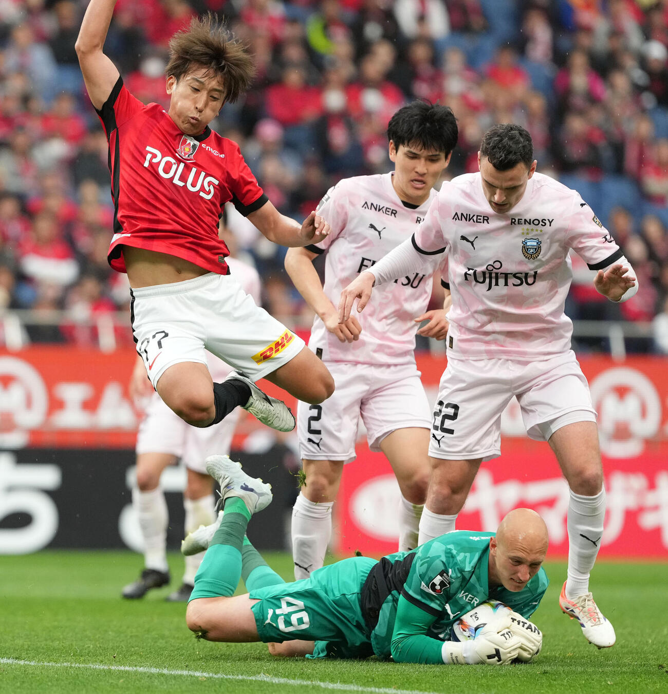 浦和対川崎F　前半、前線に上がるも川崎F・GKスベンドブローダーセンに阻まれる浦和金子拓郎（撮影・たえ見朱実）