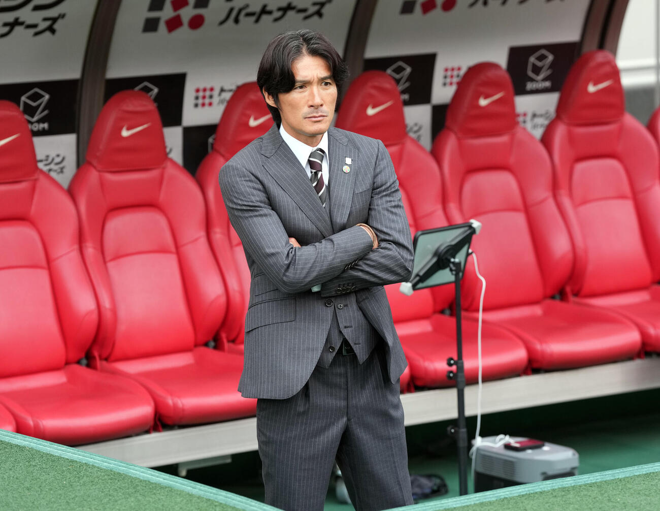 浦和対川崎F　ベンチで選手の動きを見る浦和田中達也暫定監督（撮影・たえ見朱実）