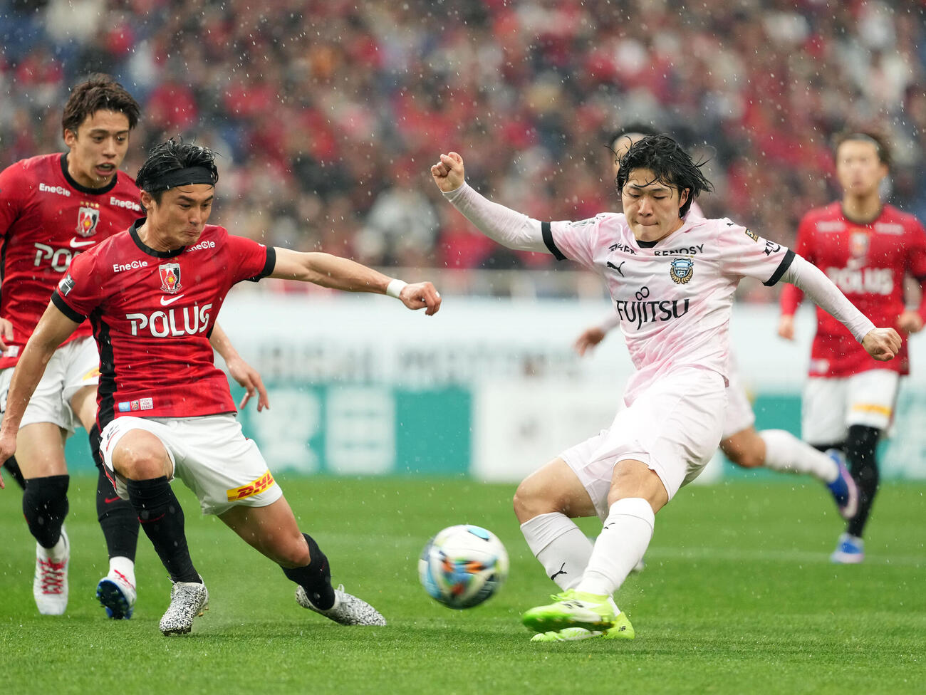 浦和対川崎F　後半、シュートを放つ川崎F長璃喜（撮影・たえ見朱実）