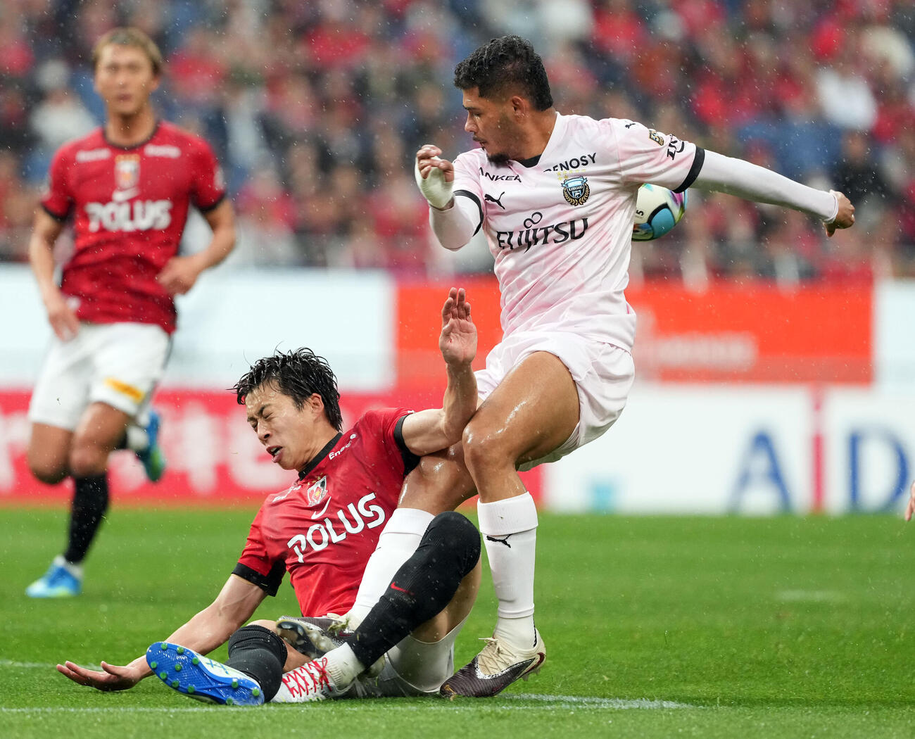 浦和対川崎F　後半、川崎Fエリソン（右）のシュートに身体を張る浦和宮本優太（撮影・たえ見朱実）