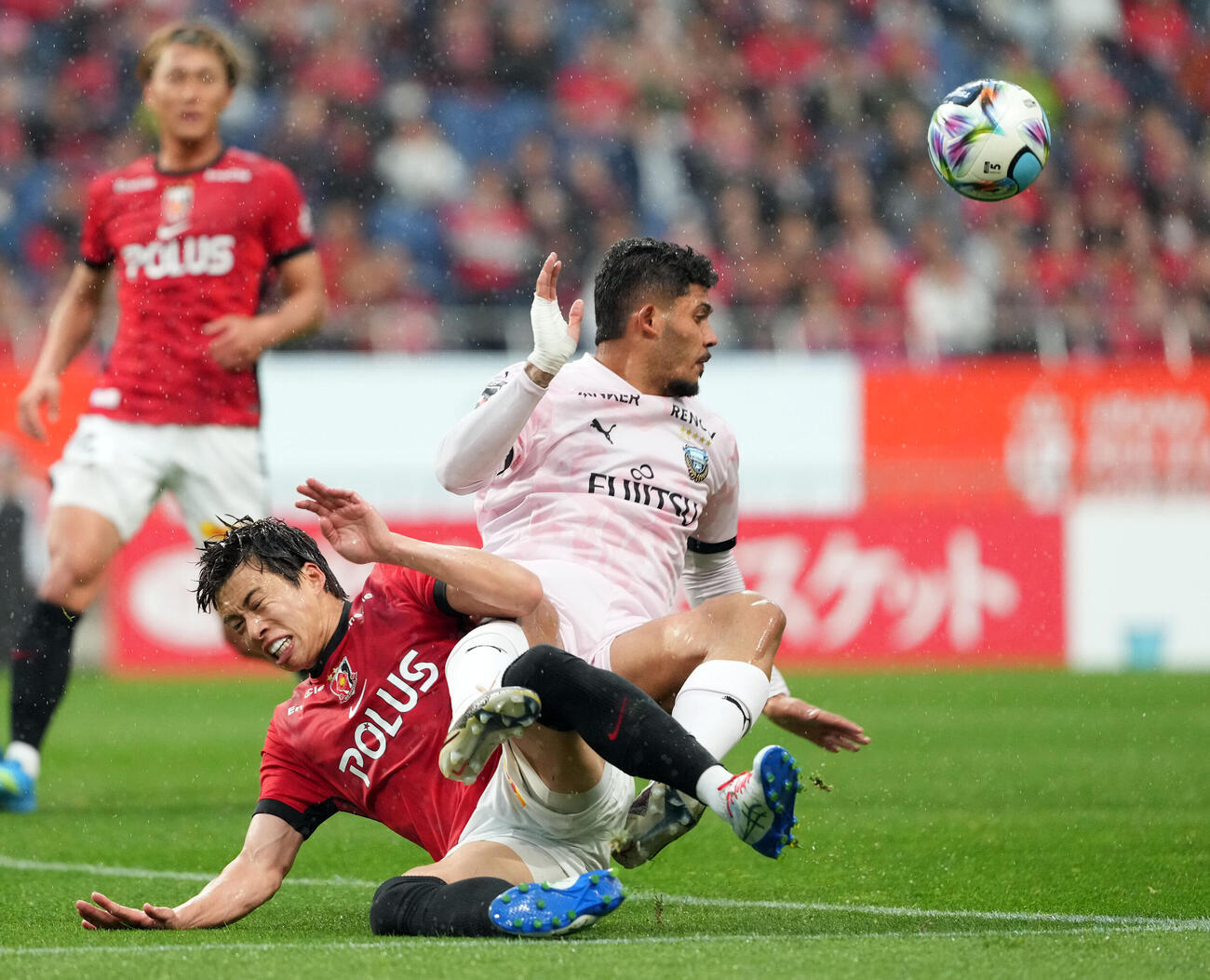 浦和対川崎F　後半、川崎Fエリソン（右）のシュートに身体を張る浦和宮本優太（撮影・たえ見朱実）