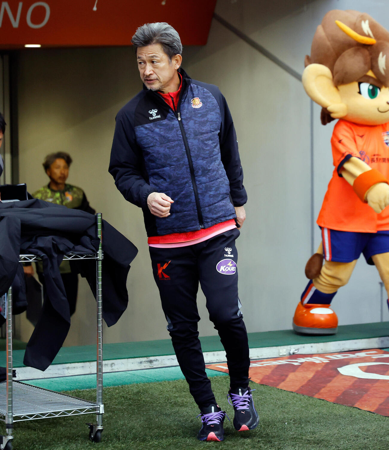 長野対福島　試合前、ベンチに向かう福島カズ（撮影・山本朝陽）