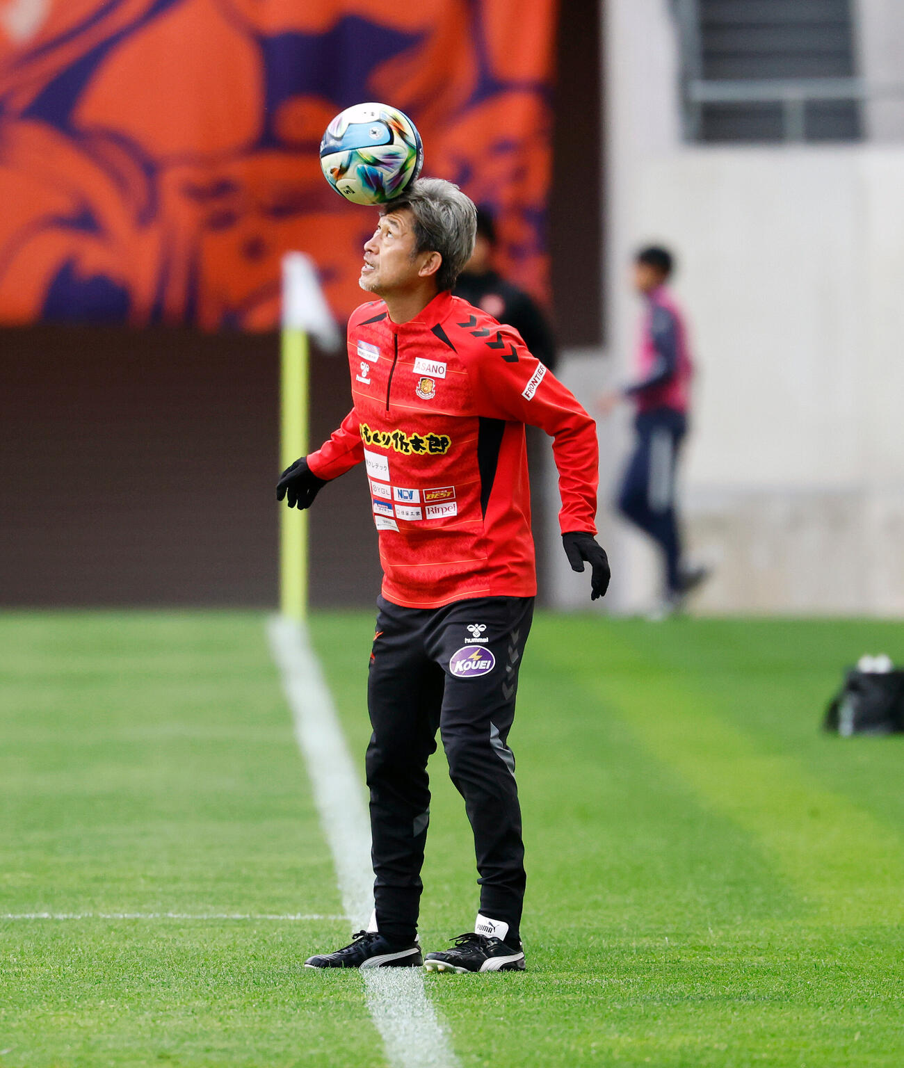 長野対福島　試合前、リフティングで頭にボールを乗せた福島カズ（撮影・山本朝陽）