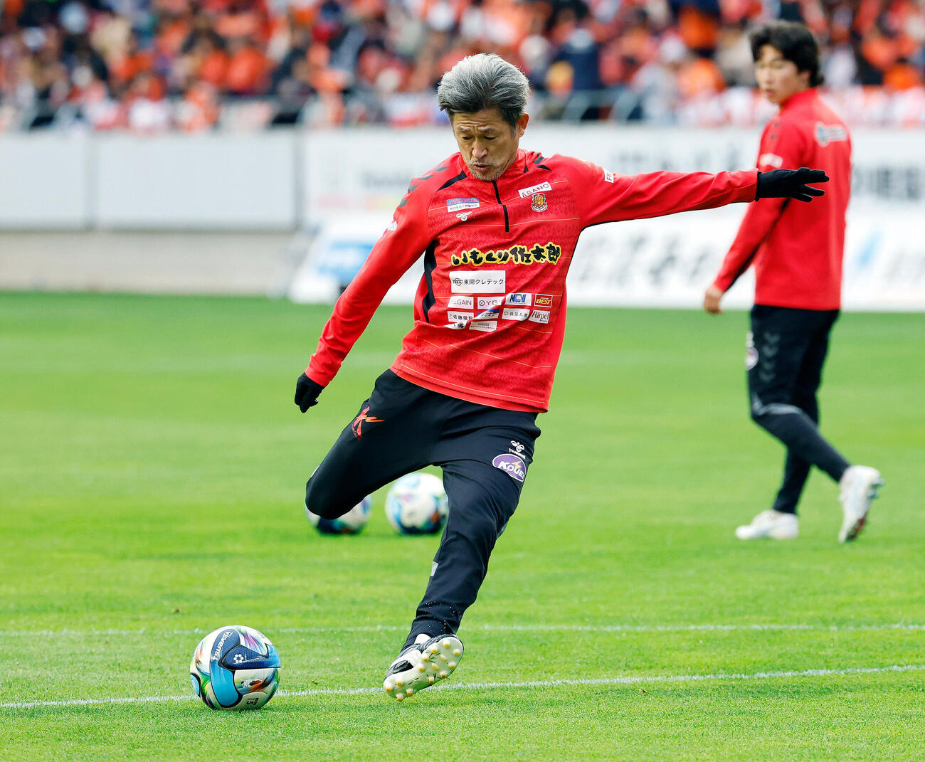 長野対福島　試合前、シュート練習を行う福島カズ（撮影・山本朝陽）