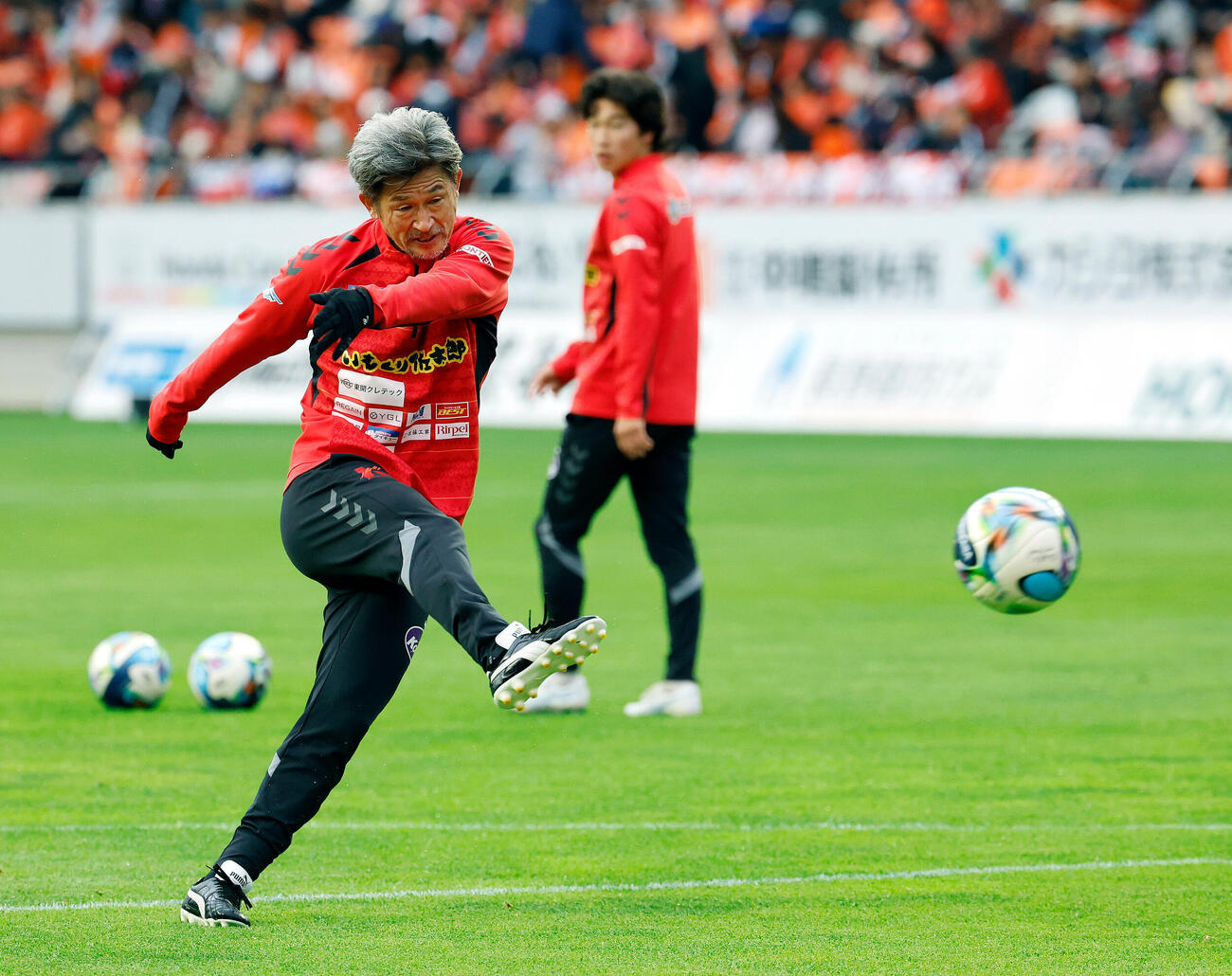 長野対福島　試合前、シュート練習を行う福島カズ（撮影・山本朝陽）