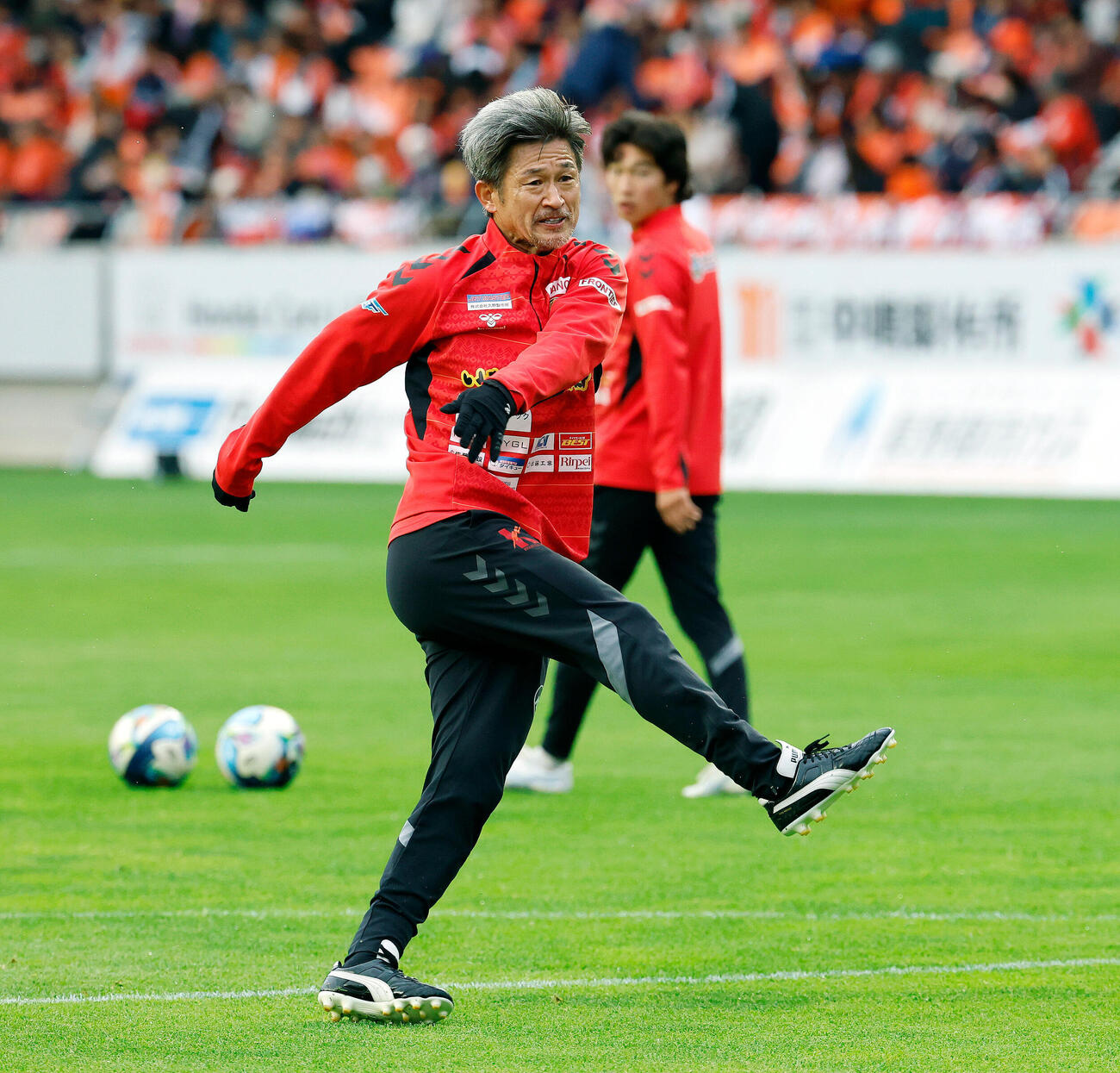 長野対福島　試合前、シュート練習を行う福島カズ（撮影・山本朝陽）