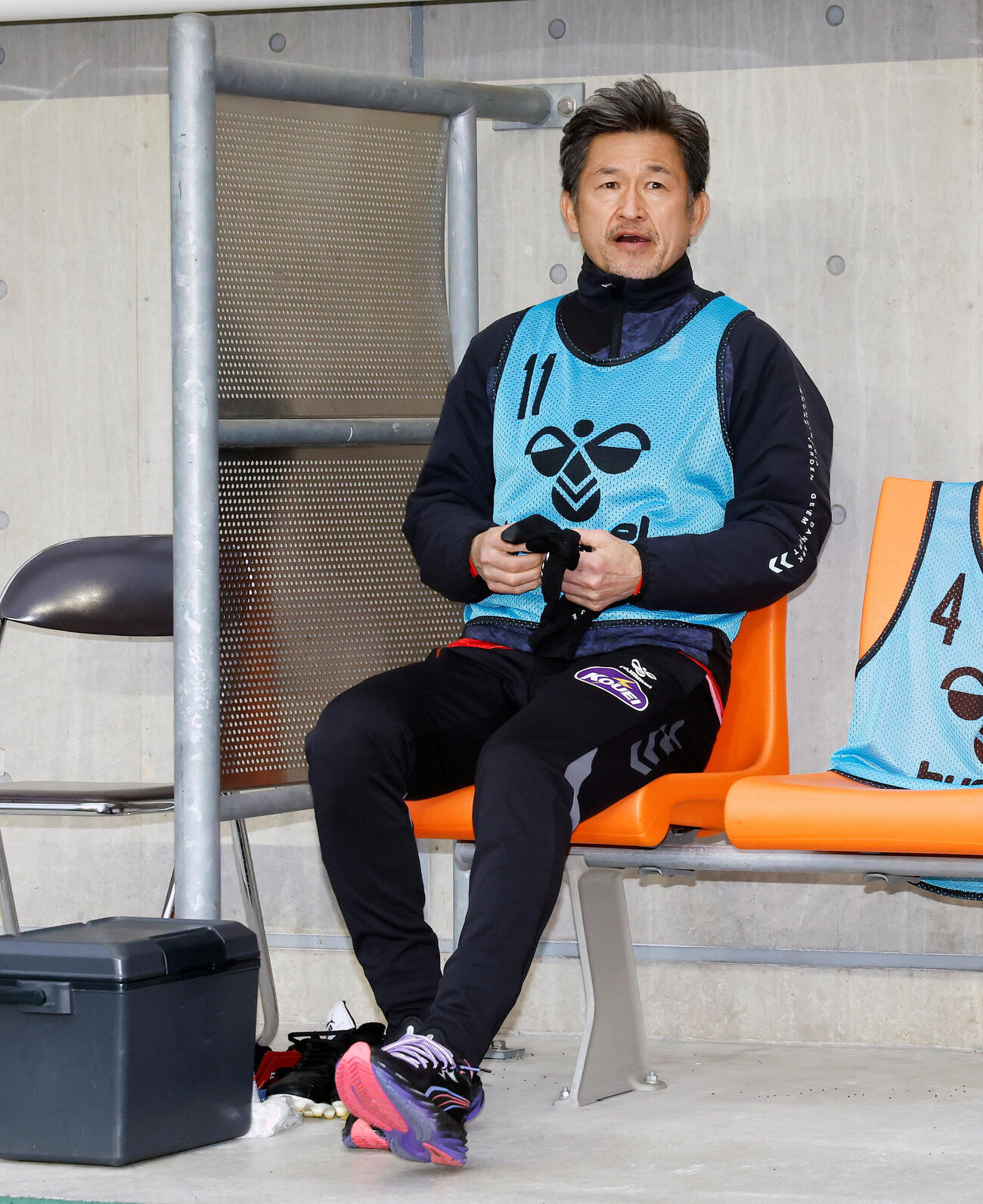 長野対福島　ベンチ入りし、ピッチを見る福島カズ（撮影・山本朝陽）