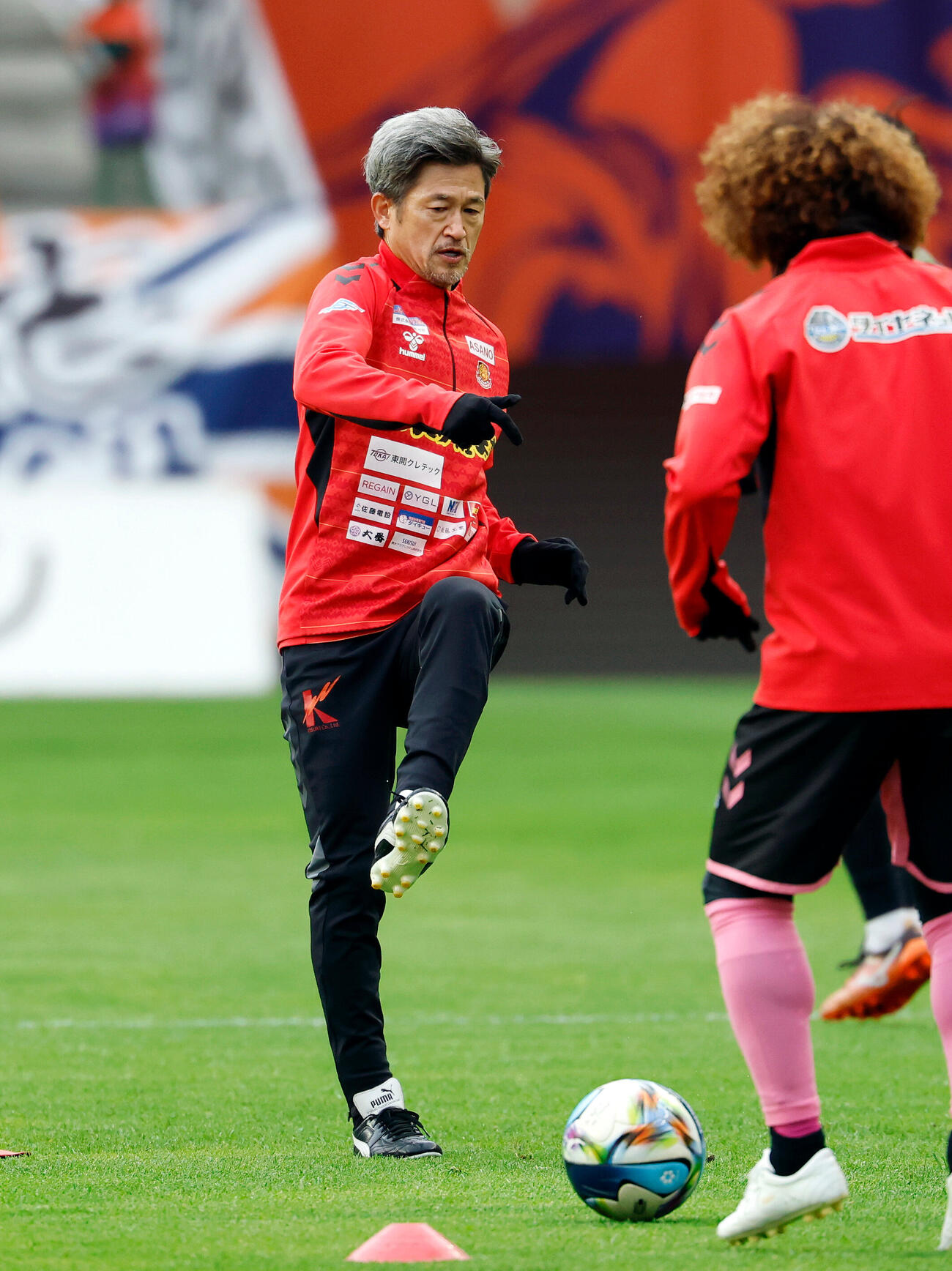 長野対福島　試合前、パス練習を行う福島カズ（撮影・山本朝陽）