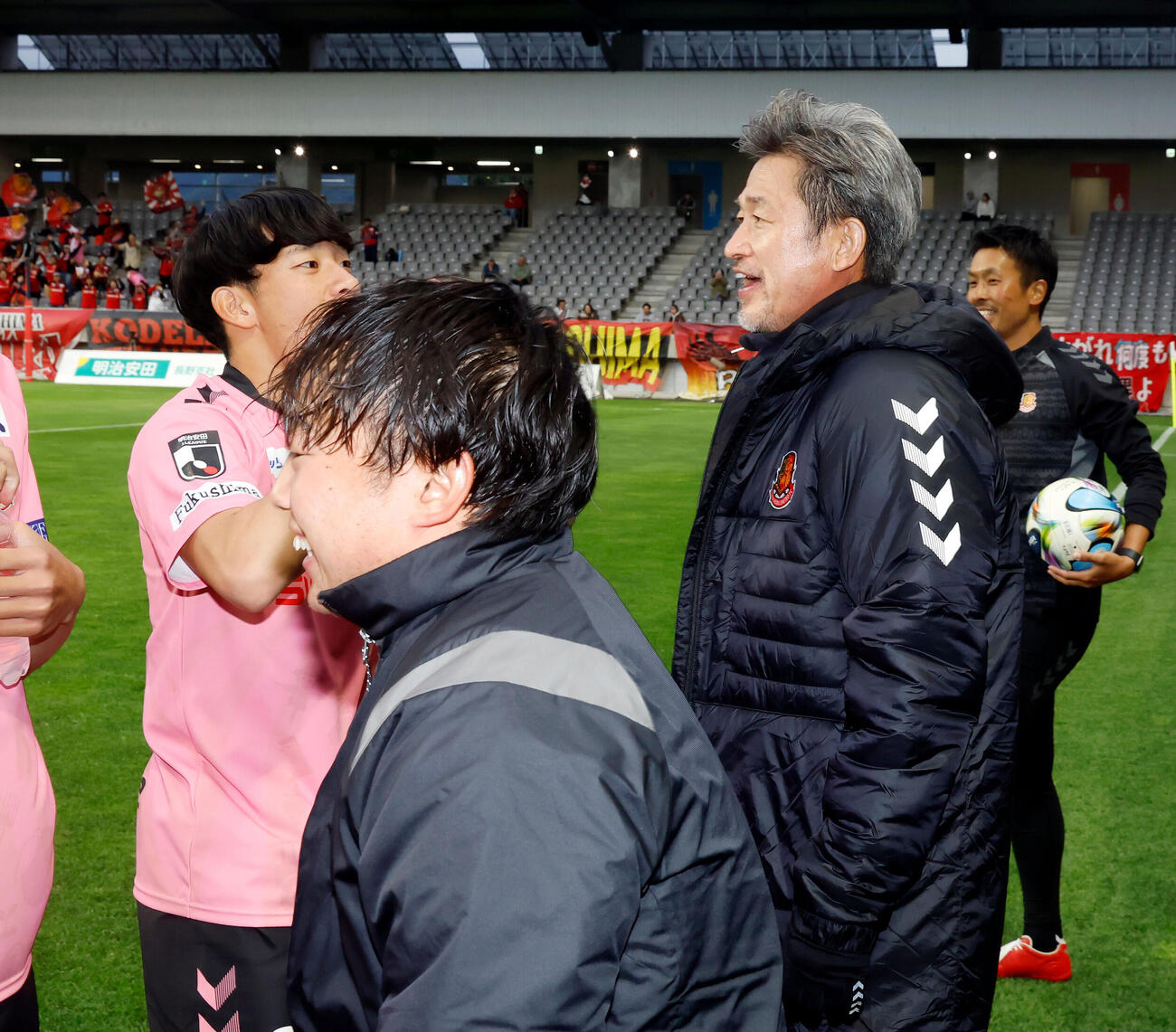 長野対福島　試合前、イレブンを鼓舞する福島カズ（右）（撮影・山本朝陽）