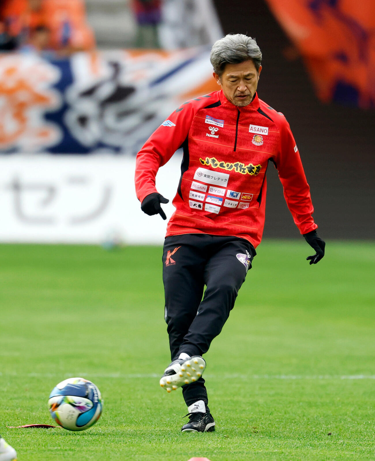 長野対福島　試合前、パス練習を行う福島カズ（撮影・山本朝陽）