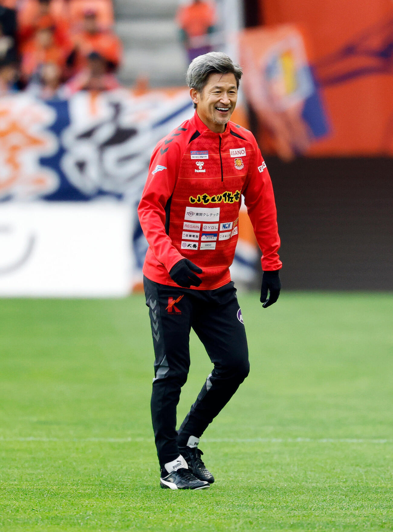 長野対福島　試合前、ウォーミングアップで笑顔を見せる福島カズ（撮影・山本朝陽）