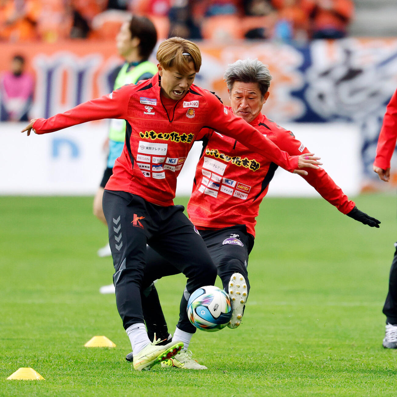 長野対福島　試合前のウォーミングアップからタックルを見せる福島カズ（右）（撮影・山本朝陽）