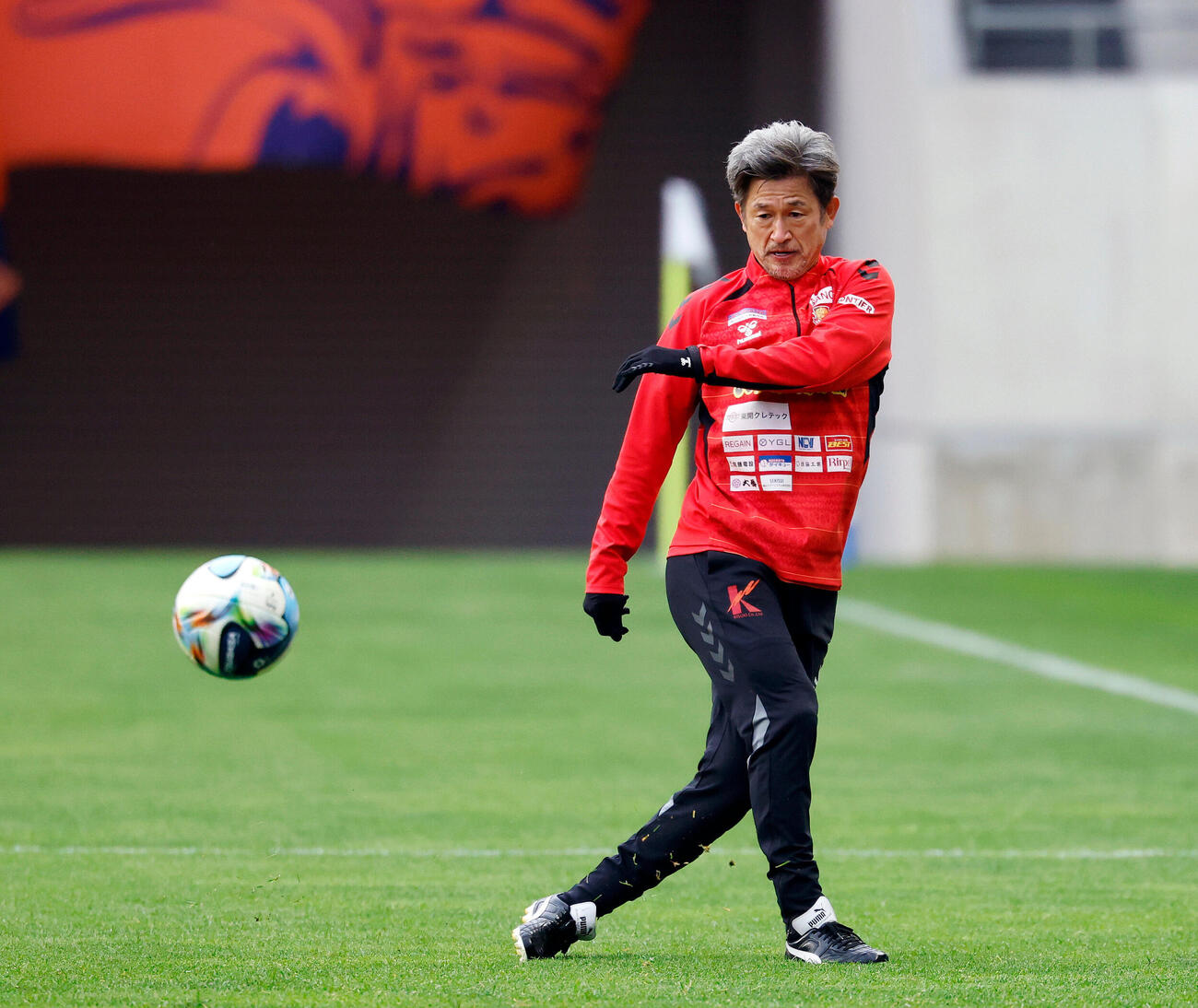 長野対福島　試合前、パス練習を行う福島カズ（撮影・山本朝陽）