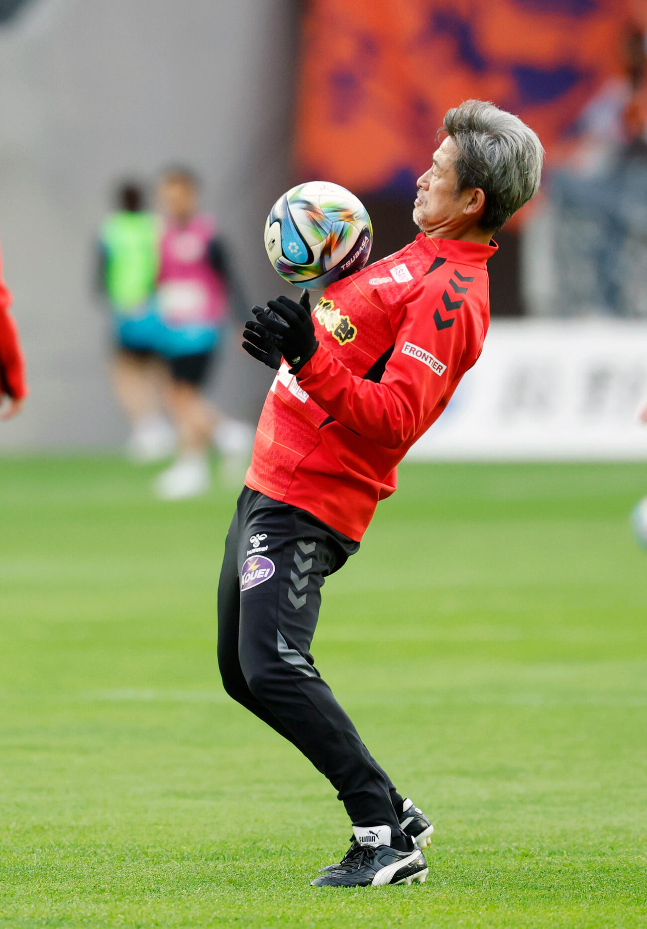 長野対福島　試合前、リフティングで胸にボールを乗せた福島カズ（撮影・山本朝陽）