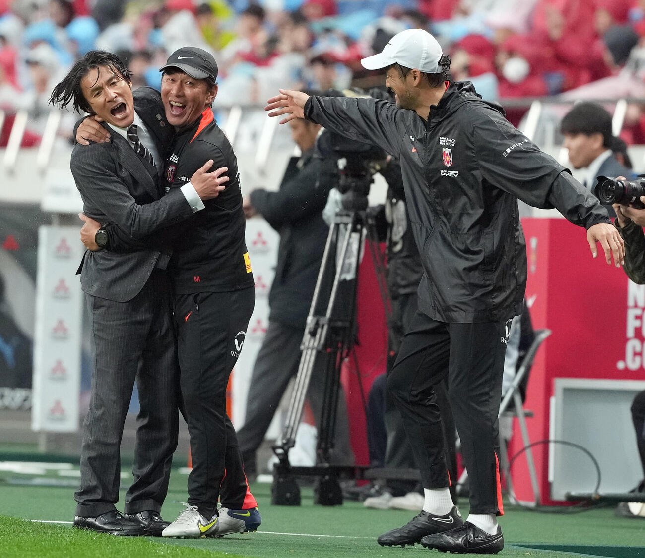 浦和対川崎F　川崎Fに勝利しスタッフと抱き合って喜ぶ田中達也暫定監督（撮影・たえ見朱実）
