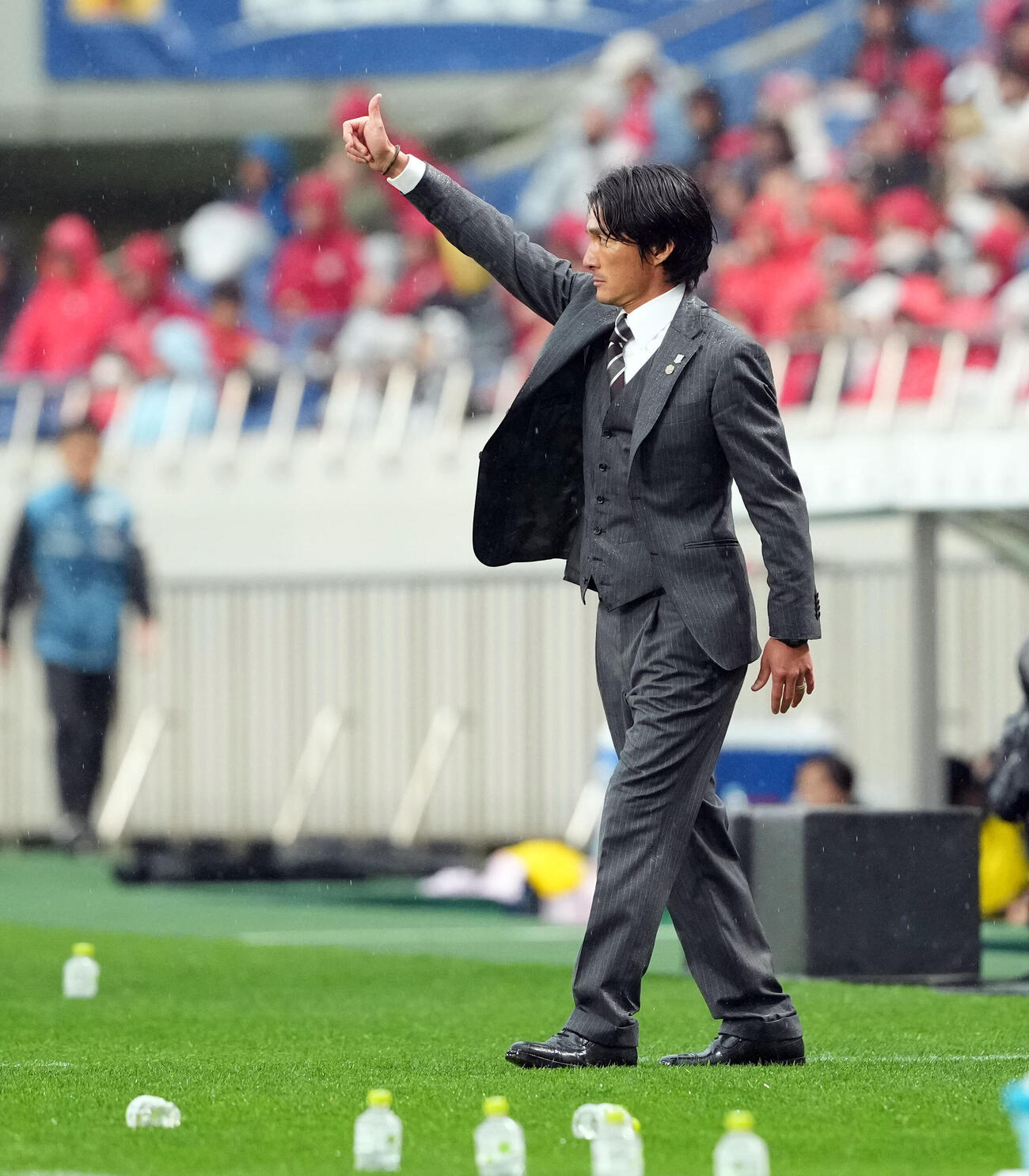 浦和対川崎F　選手に指示を出す浦和田中達也暫定監督（撮影・たえ見朱実）