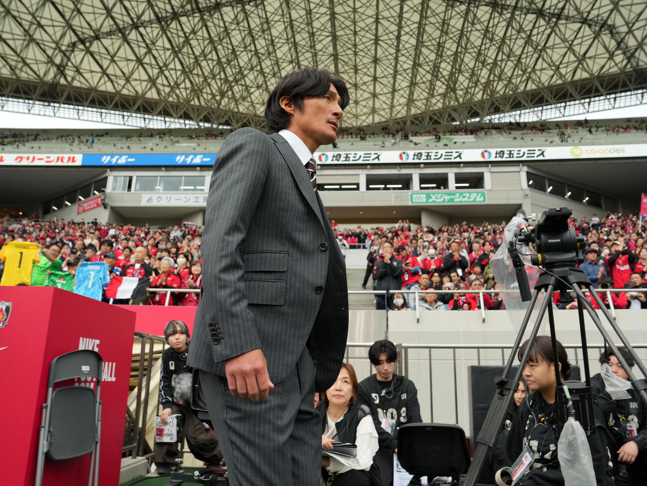 浦和対川崎F　この試合から指揮を振るう浦和田中達也暫定監督（撮影・たえ見朱実）