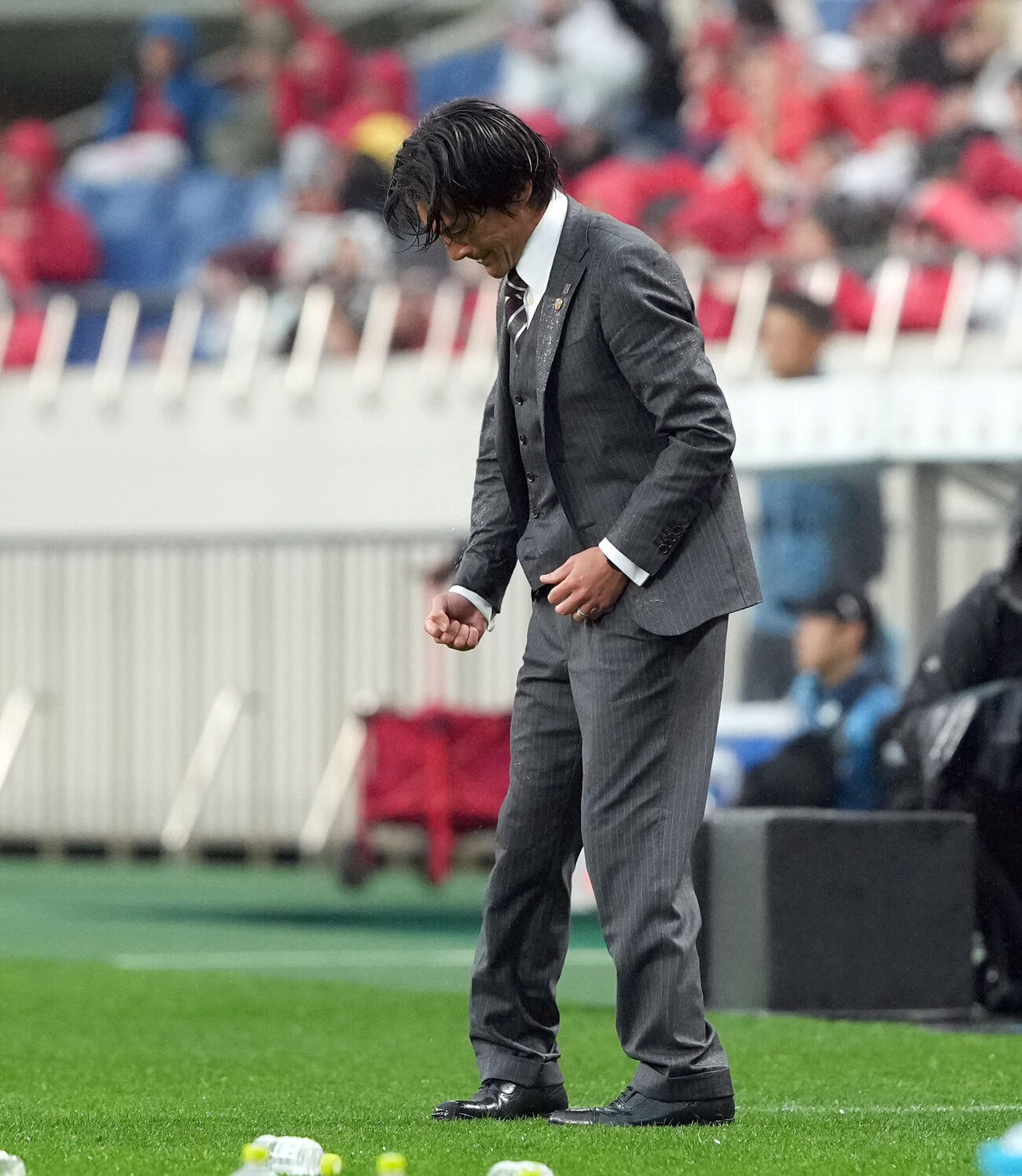 浦和対川崎F　川崎Fに勝利しガッツポーズを決める田中達也暫定監督（撮影・たえ見朱実）