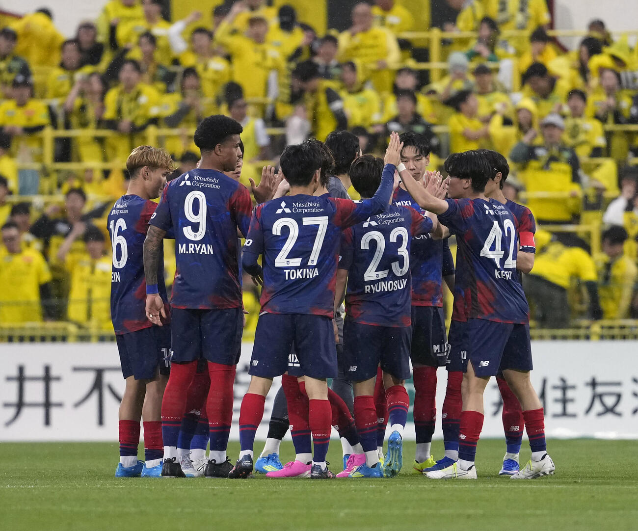 後半、円陣を組むFC東京の選手たち（撮影・小島史椰）