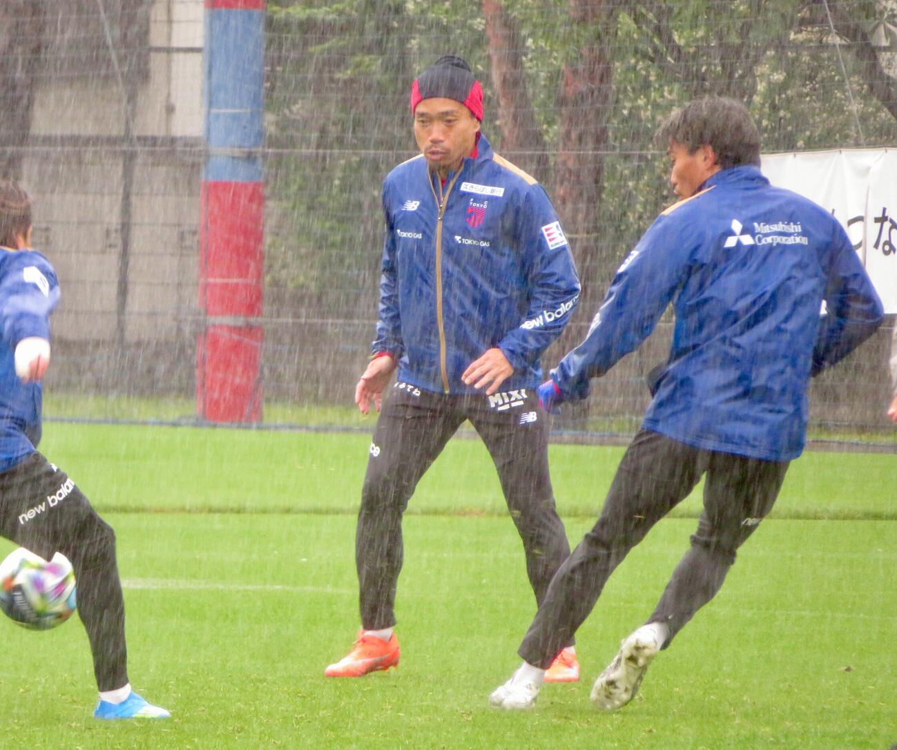川崎フロンターレ戦に向けて調整するFC東京DF長友佑都