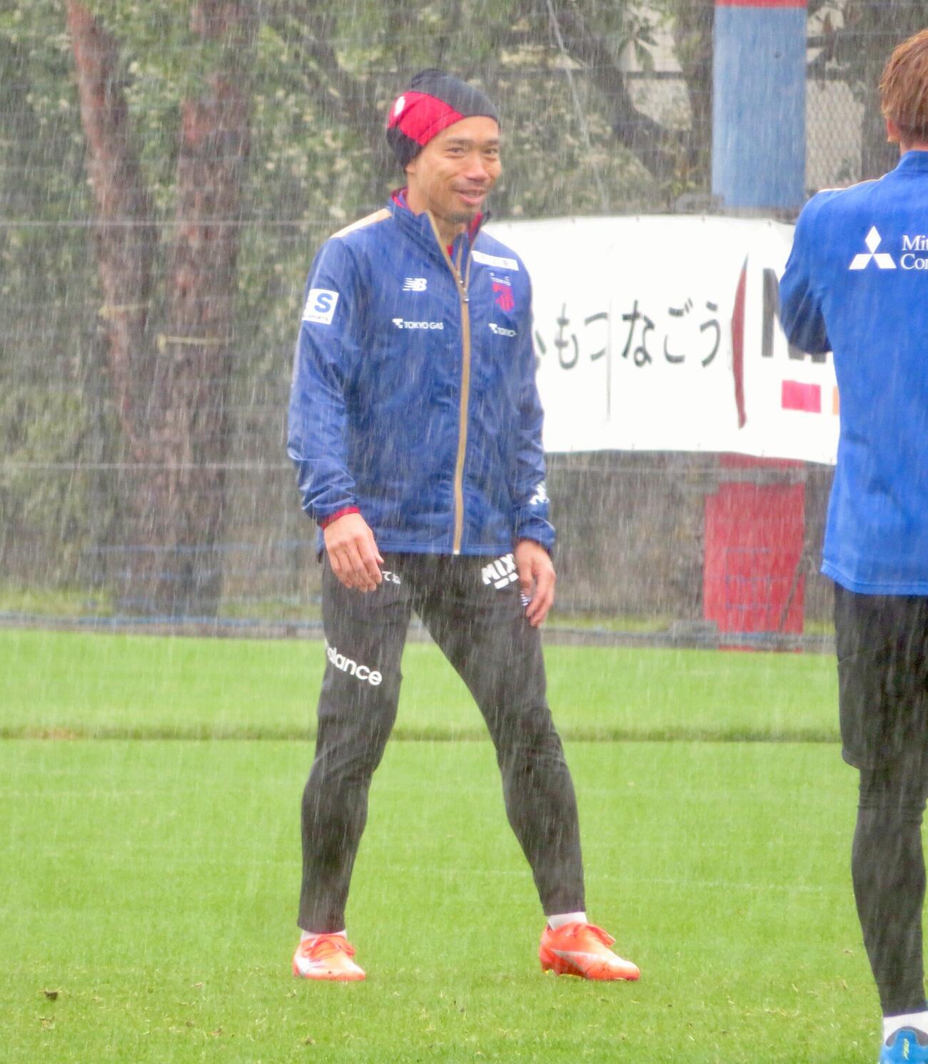 川崎フロンターレ戦に向けて調整するFC東京DF長友佑都