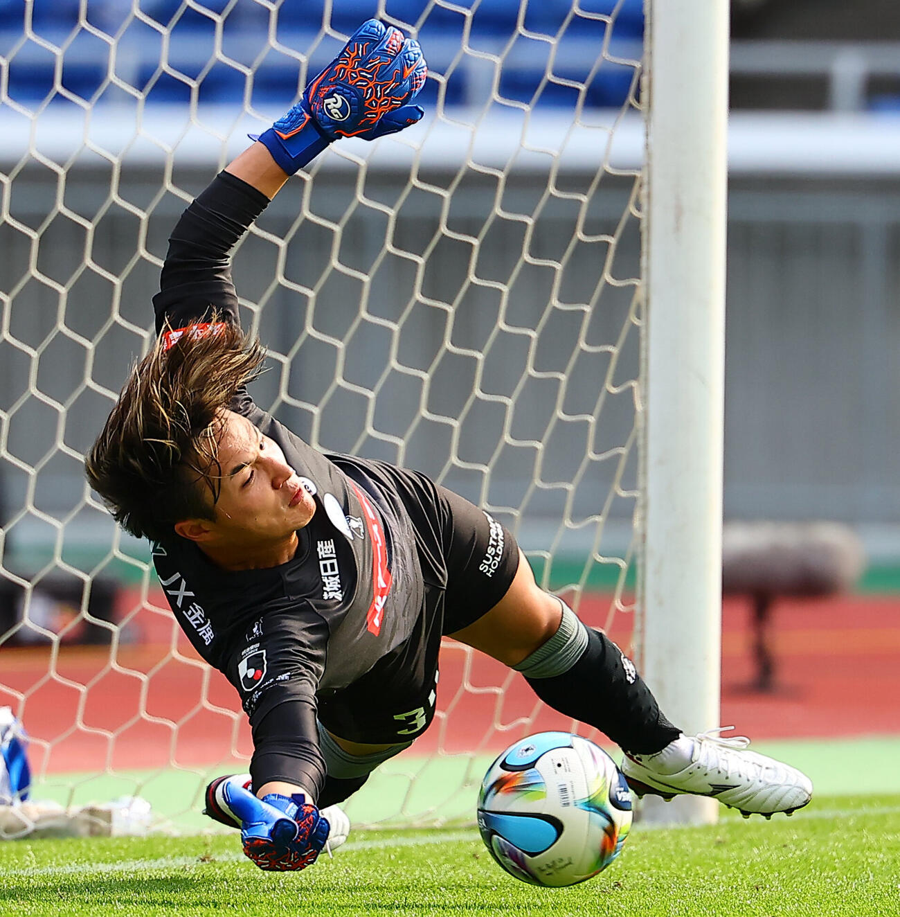 横浜対水戸　PK戦で横浜の1人目を止める水戸GK西川幸之介（撮影・野上伸悟）