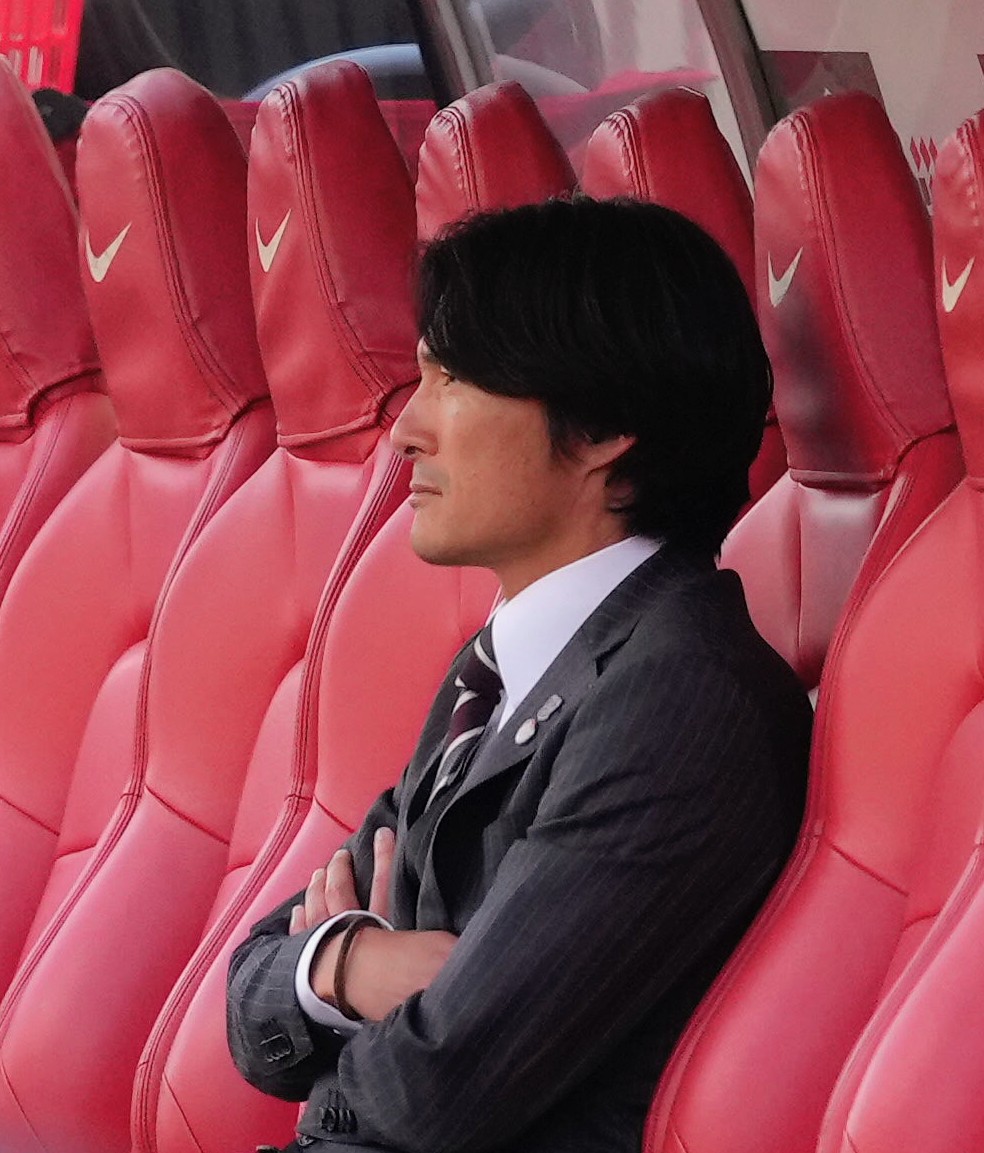明治安田J1百年構想リーグ　浦和対千葉　試合前の練習を見つめる浦和田中達也暫定監督（撮影・足立雅史）