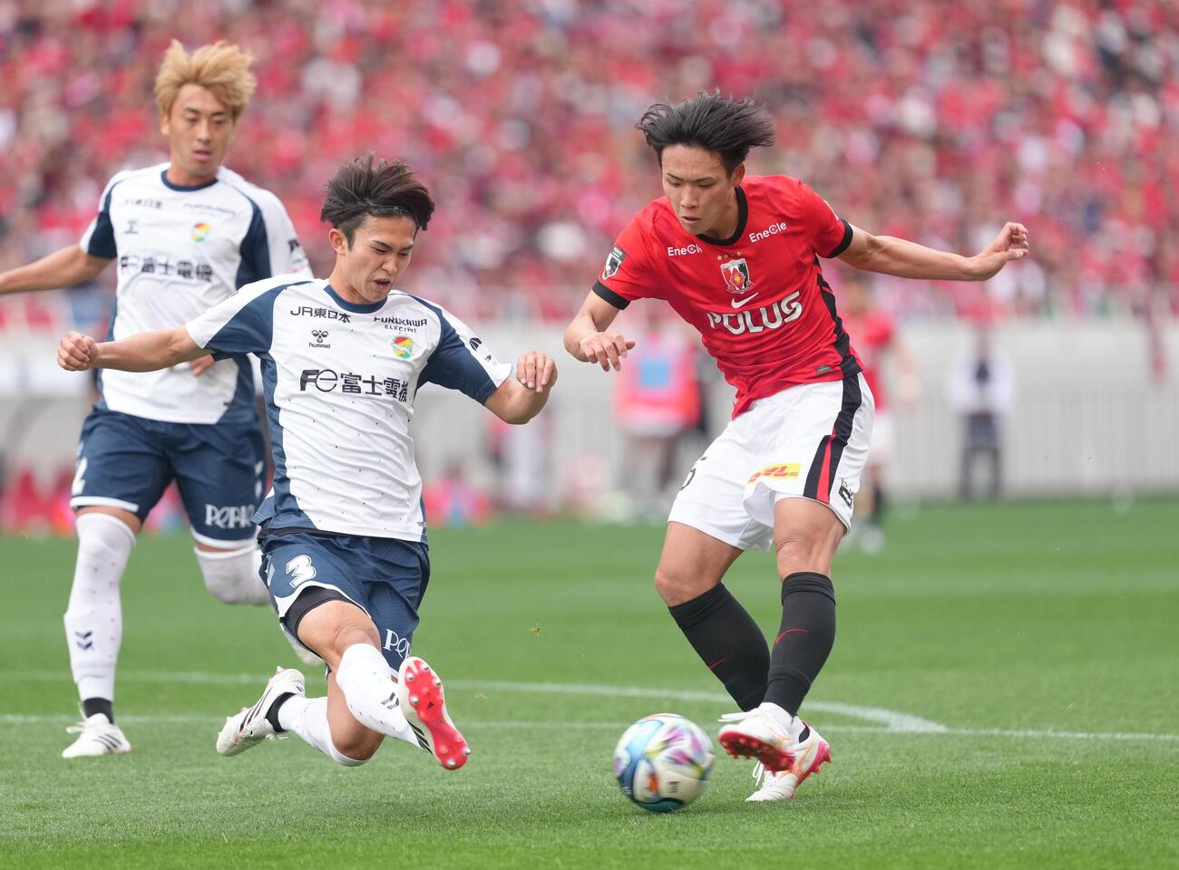 明治安田J1百年構想リーグ　浦和対千葉　前半、シュートを放つ浦和肥田野蓮治（右）（撮影・足立雅史）