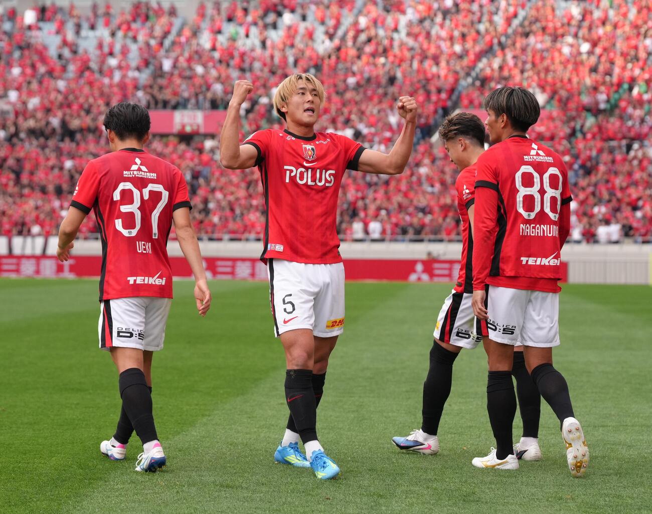 明治安田J1百年構想リーグ　浦和対千葉　前半、ヘディングで先制ゴールを決め喜ぶ浦和根本健太（左から2人目）（撮影・足立雅史）