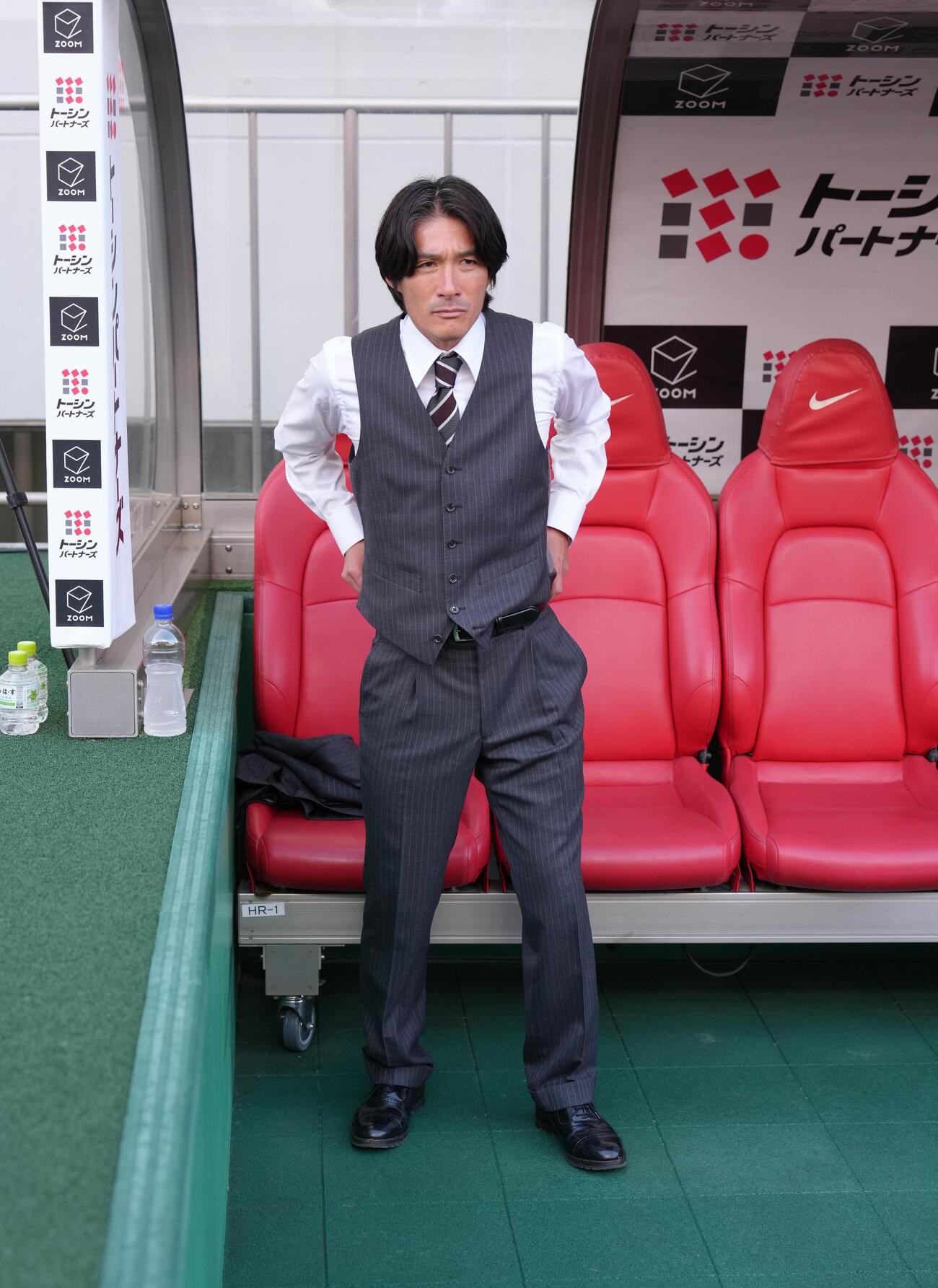 浦和対千葉　ピッチに視線を向ける浦和田中達也暫定監督（撮影・足立雅史）