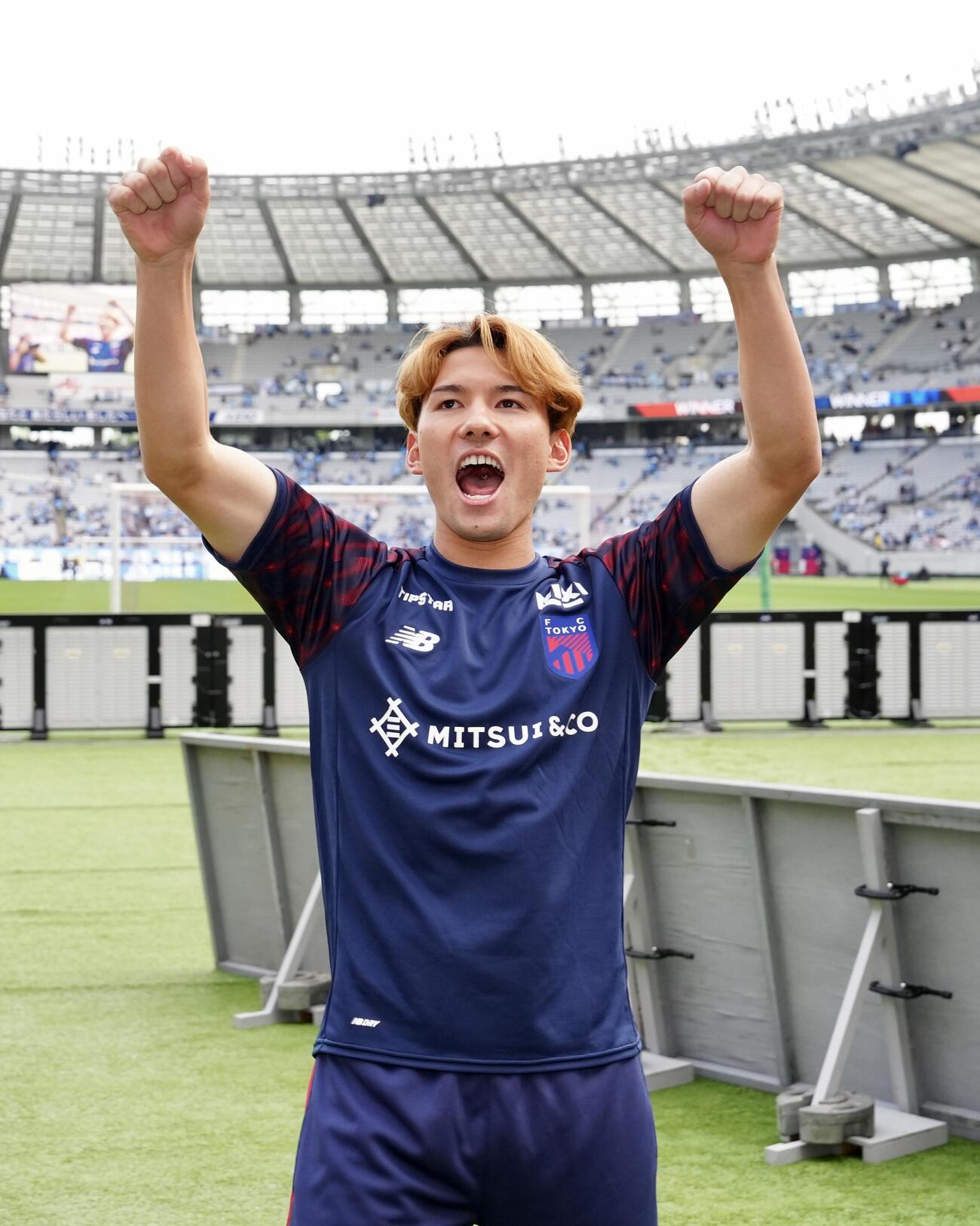 明治安田J1百年構想リーグ　第14節　東京対川崎F　試合後、サポーターにガッツポーズを見せる東京佐藤恵允（撮影・江口和貴）