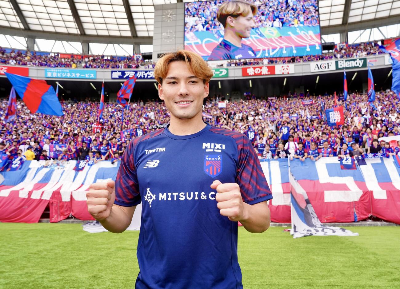明治安田J1百年構想リーグ　第14節　東京対川崎F　試合後、サポーターの前で写真に納まる東京佐藤恵允（撮影・江口和貴）