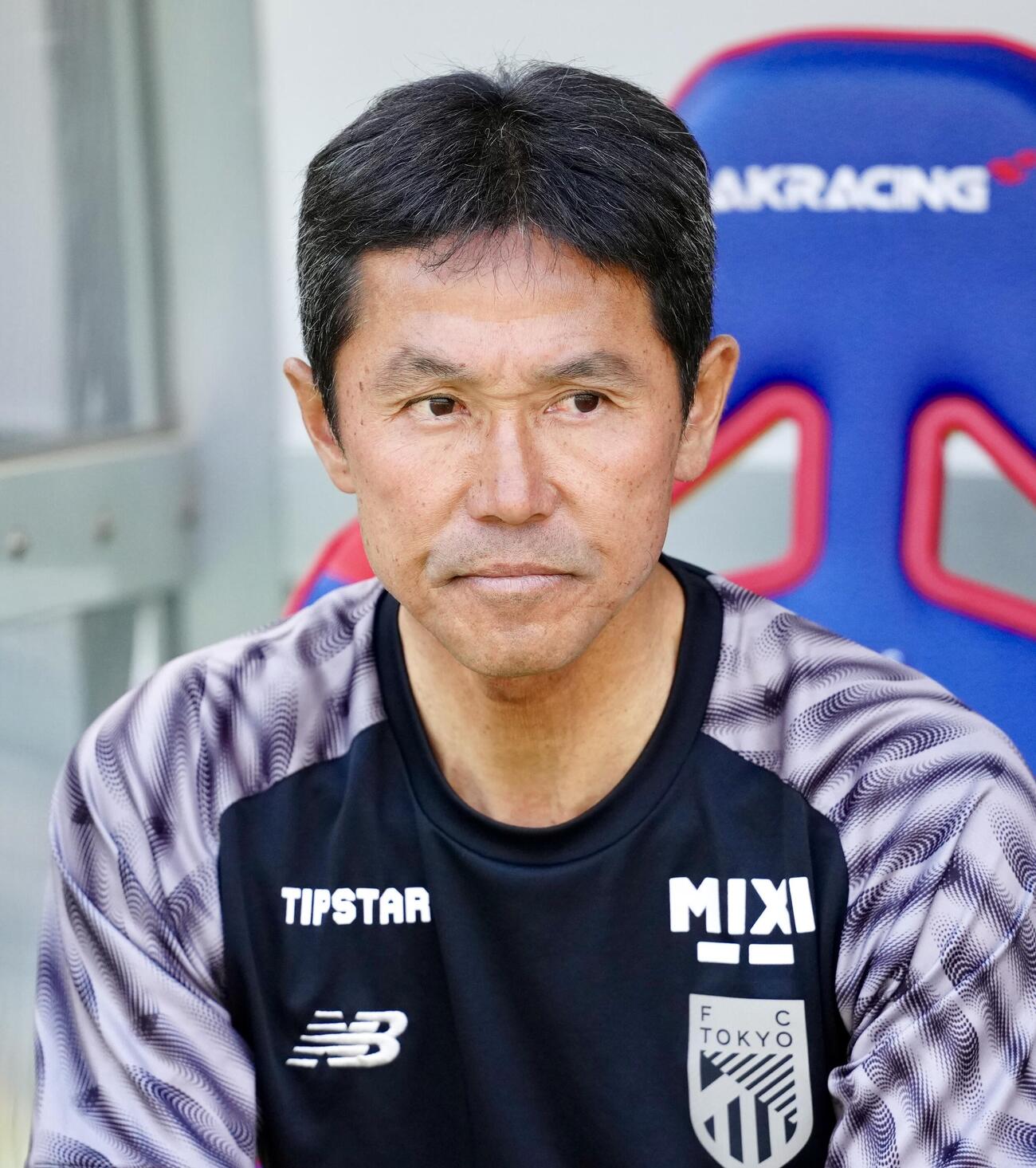 明治安田J1百年構想リーグ　第14節　東京対川崎F　試合前、ベンチに座る東京松橋力蔵監督（撮影・江口和貴）