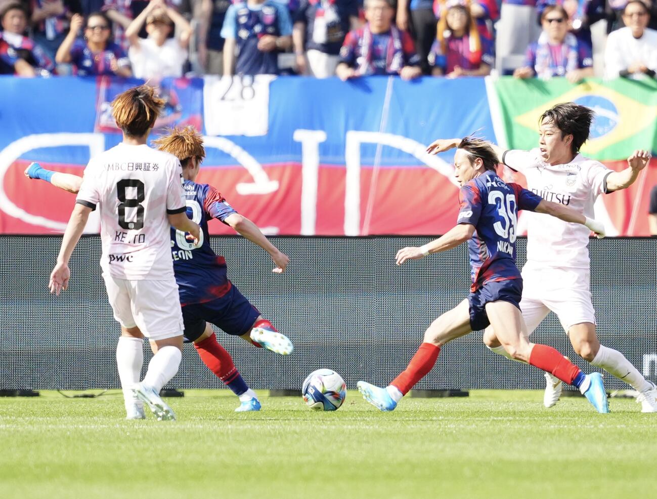 明治安田J1百年構想リーグ　第14節　東京対川崎F　後半、ゴールを決める東京野沢零温（中央左）。同右は同仲川輝人（撮影・江口和貴）