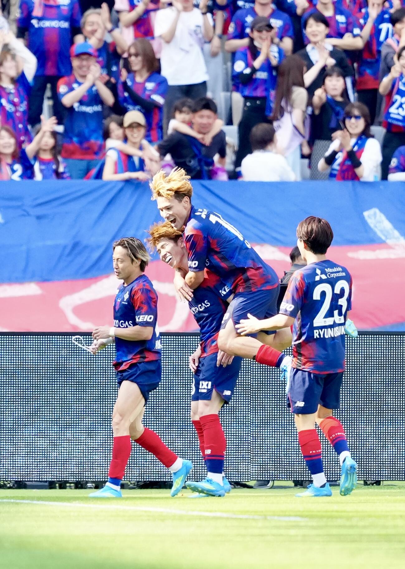 明治安田J1百年構想リーグ　第14節　東京対川崎F　後半、ゴールを決め祝福される東京野沢零温（中央下）。左は仲川輝人（撮影・江口和貴）