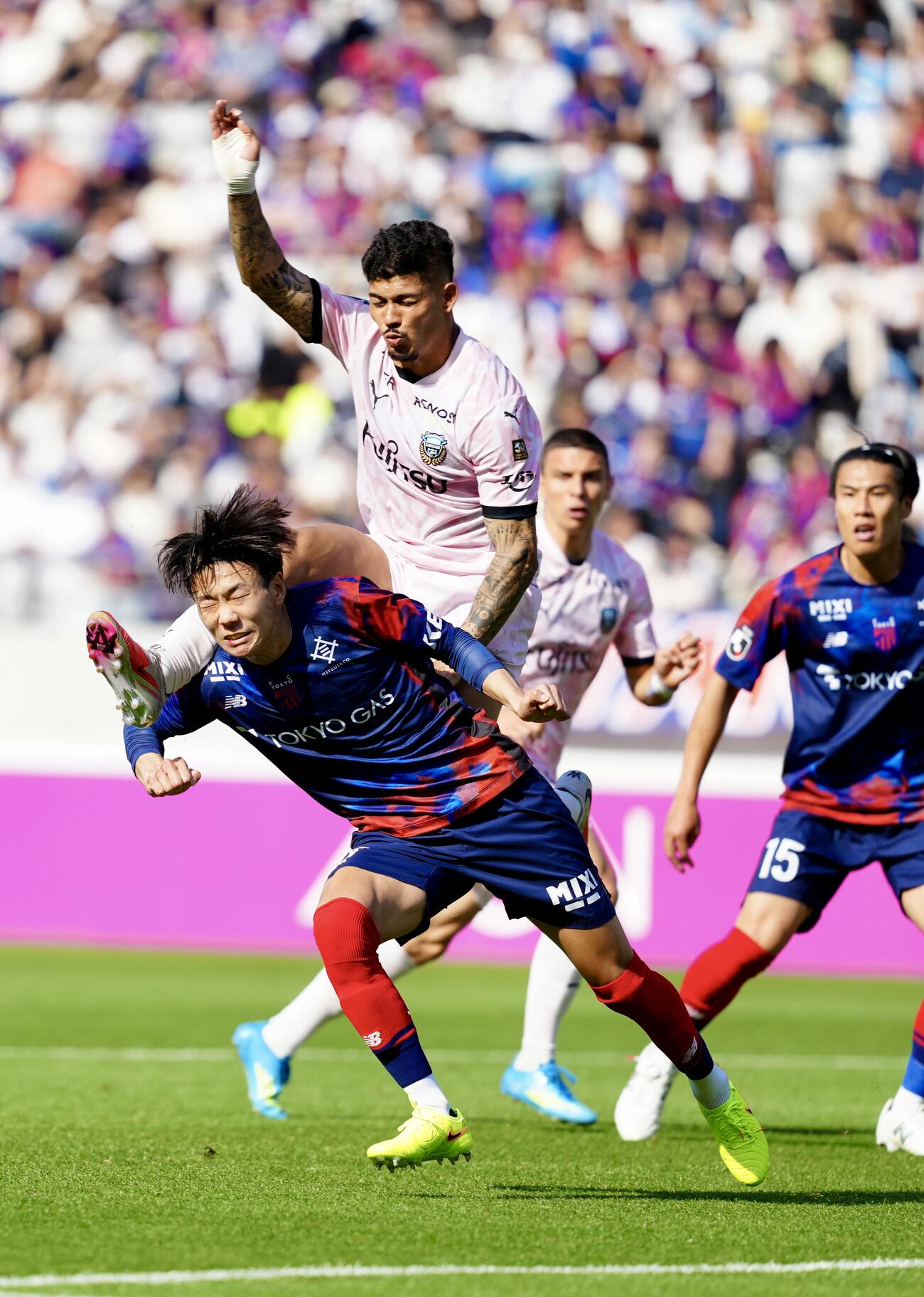 明治安田J1百年構想リーグ　第14節　東京対川崎F　後半、川崎Fエリソン（上）にファウルを受ける東京稲村隼翔（撮影・江口和貴）