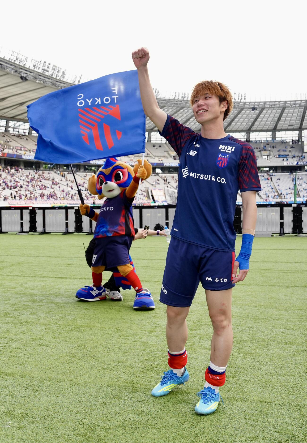 明治安田J1百年構想リーグ　第14節　東京対川崎F　試合後、サポーターと勝利を喜ぶ東京野沢零温（撮影・江口和貴）