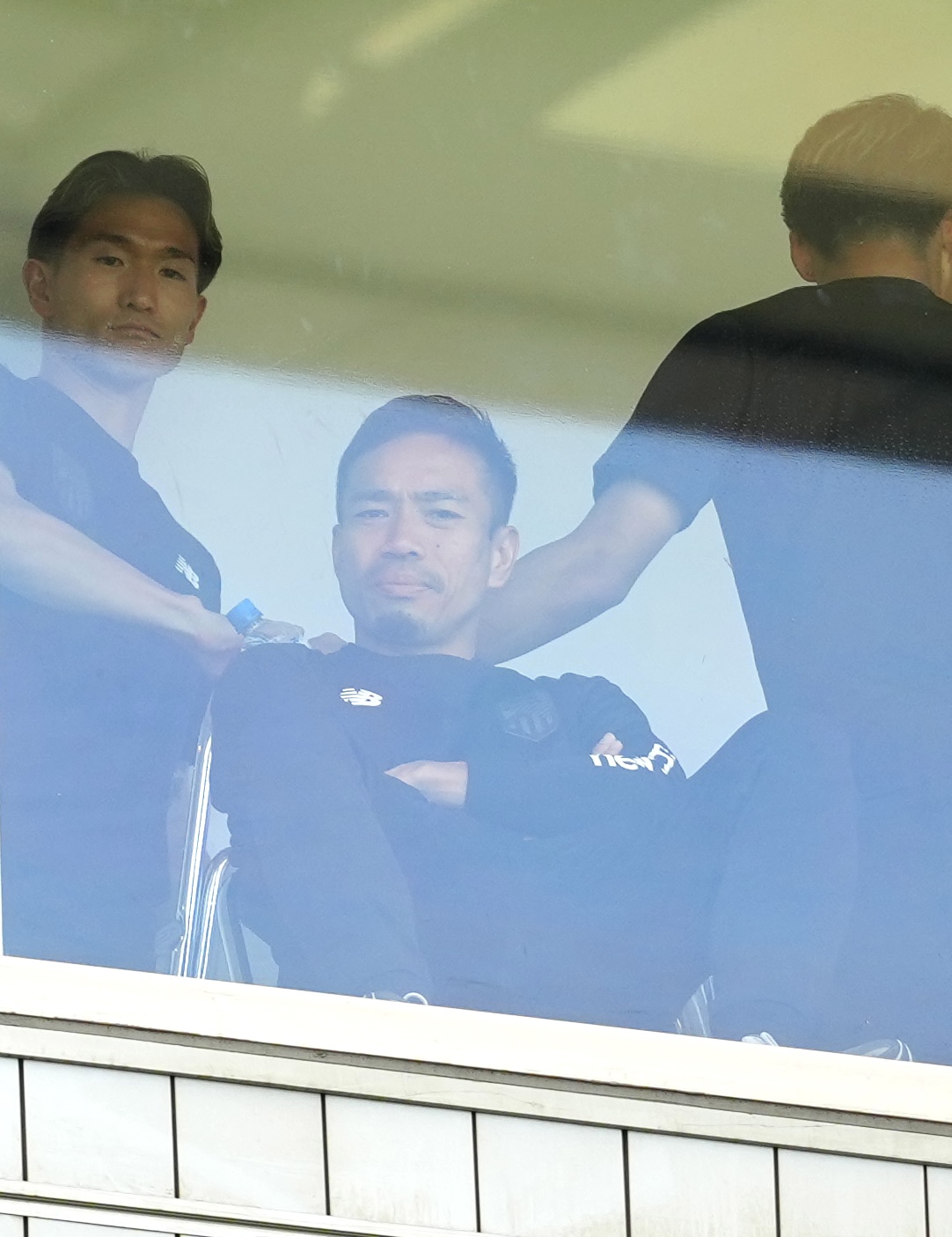 明治安田J1百年構想リーグ　第14節　東京対川崎F　スタンドから観戦する東京長友佑都（中央）（撮影・江口和貴）