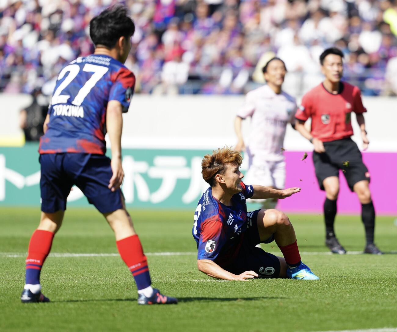 明治安田J1百年構想リーグ　第14節　東京対川崎F　前半、先制ゴールを決める東京佐藤恵允（中央）（撮影・江口和貴）