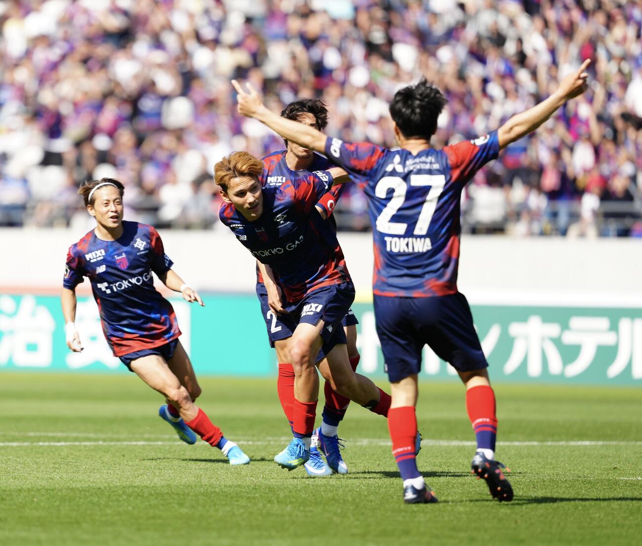 明治安田J1百年構想リーグ　第14節　東京対川崎F　前半、先制ゴールを決めた東京佐藤恵允（中央）（撮影・江口和貴）