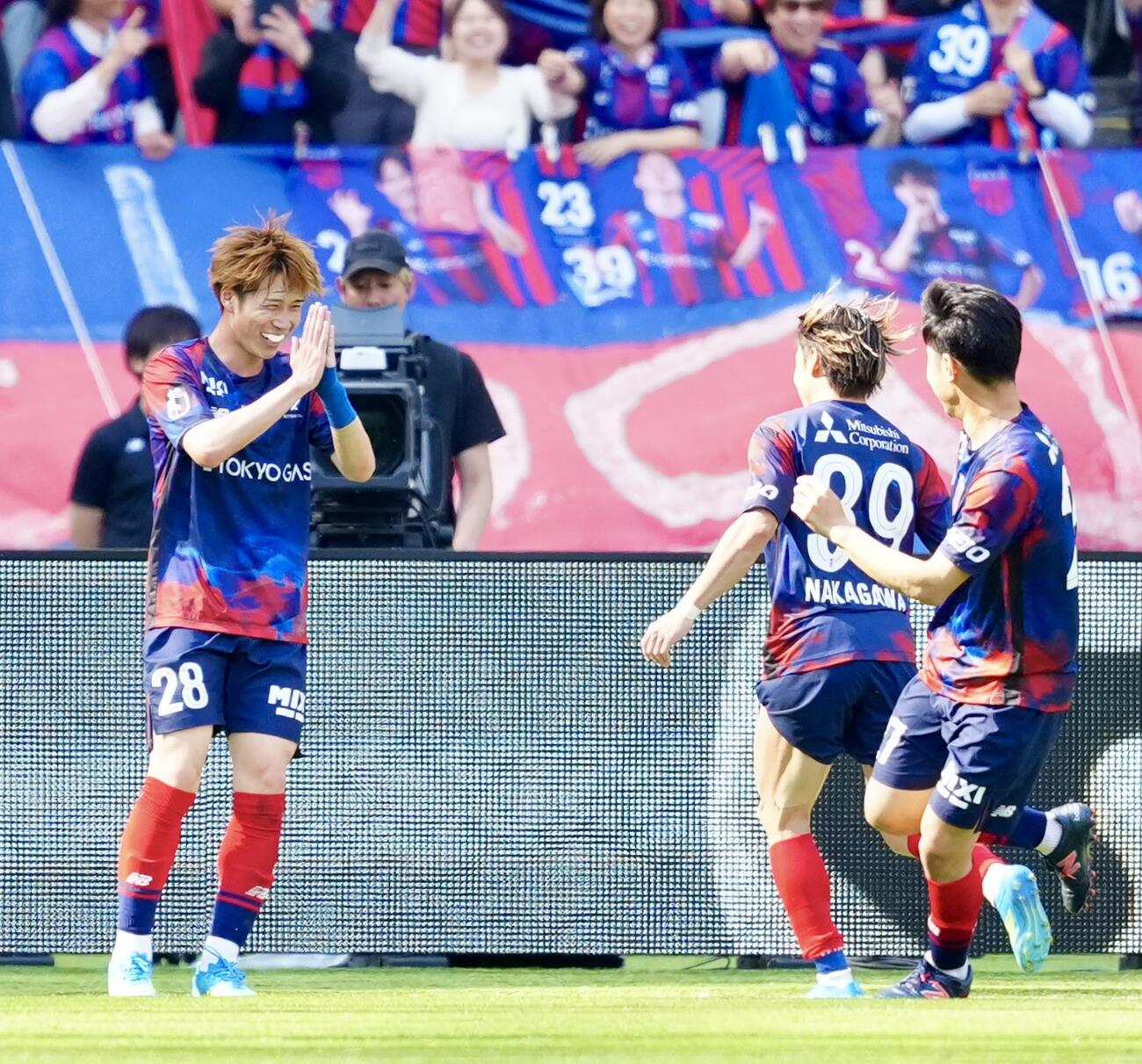 明治安田J1百年構想リーグ　第14節　東京対川崎F　後半、ゴールを決めた東京野沢零温（左）は仲川輝人（中央）に謝る（撮影・江口和貴）