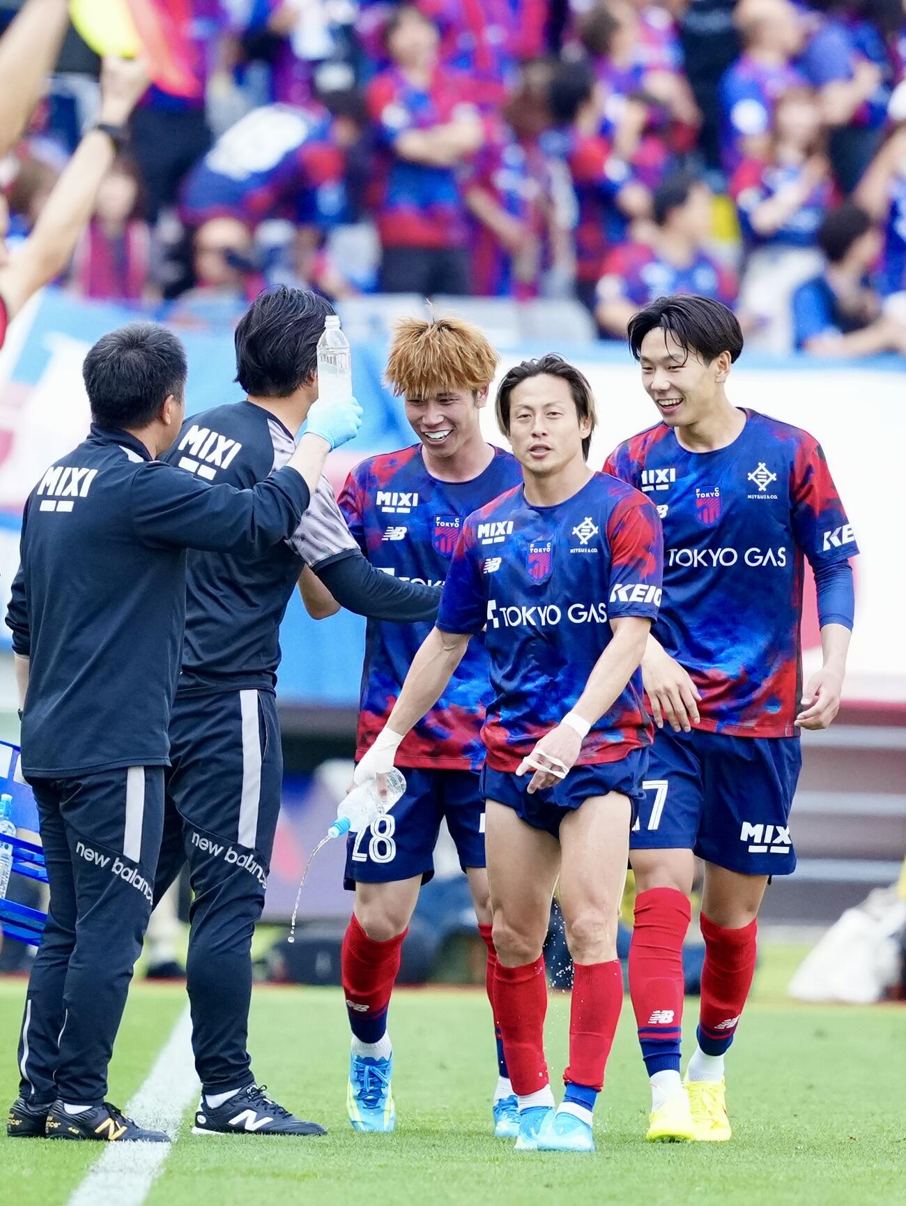 明治安田J1百年構想リーグ　第14節　東京対川崎F　後半、ゴールを決めた東京野沢零温（中央）。左から4人目は仲川輝人（撮影・江口和貴）