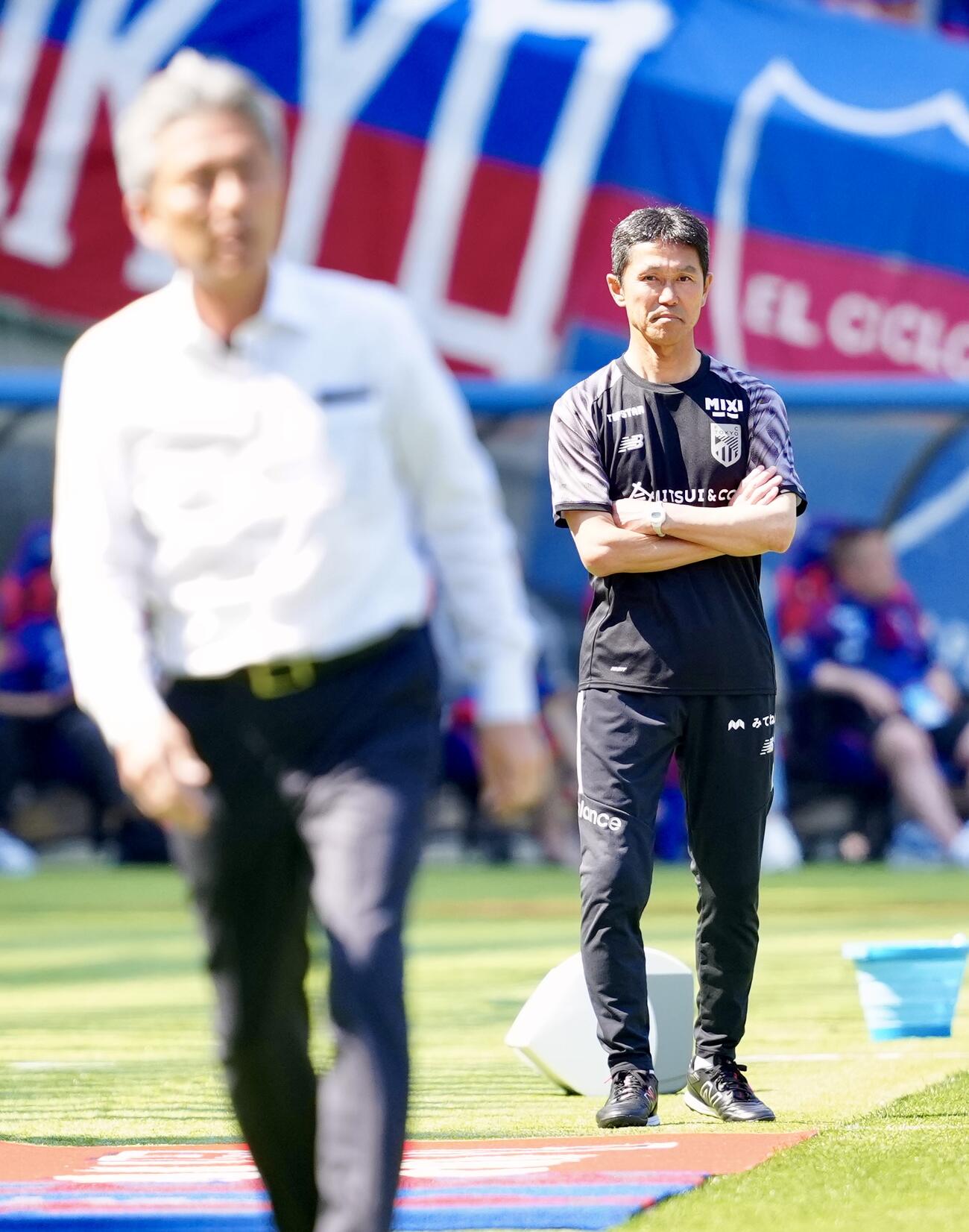 明治安田J1百年構想リーグ　第14節　東京対川崎F　前半、戦況を見つめる東京松橋力蔵監督。手前は川崎F長谷部茂利監督（撮影・江口和貴）