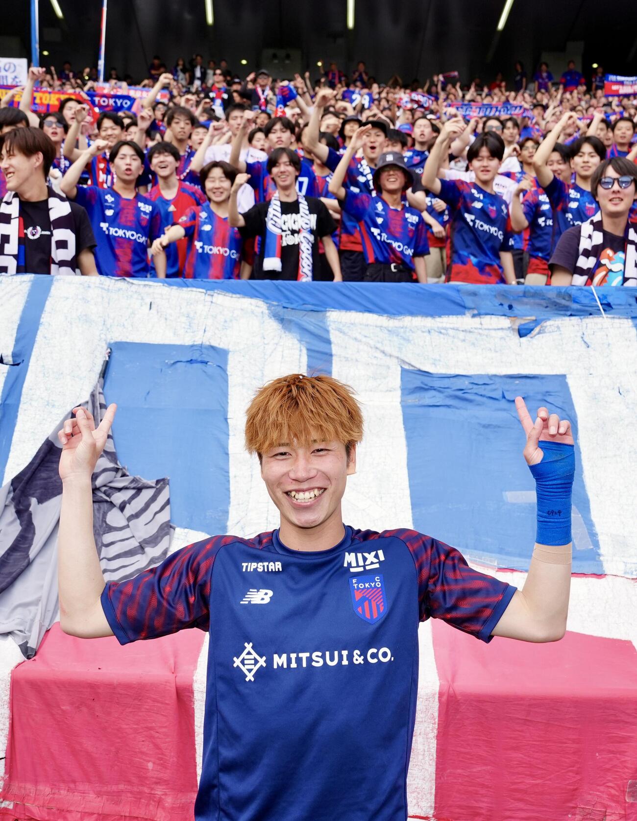 明治安田J1百年構想リーグ　第14節　東京対川崎F　試合後、サポーターの前で写真に納まる東京野沢零温（撮影・江口和貴）