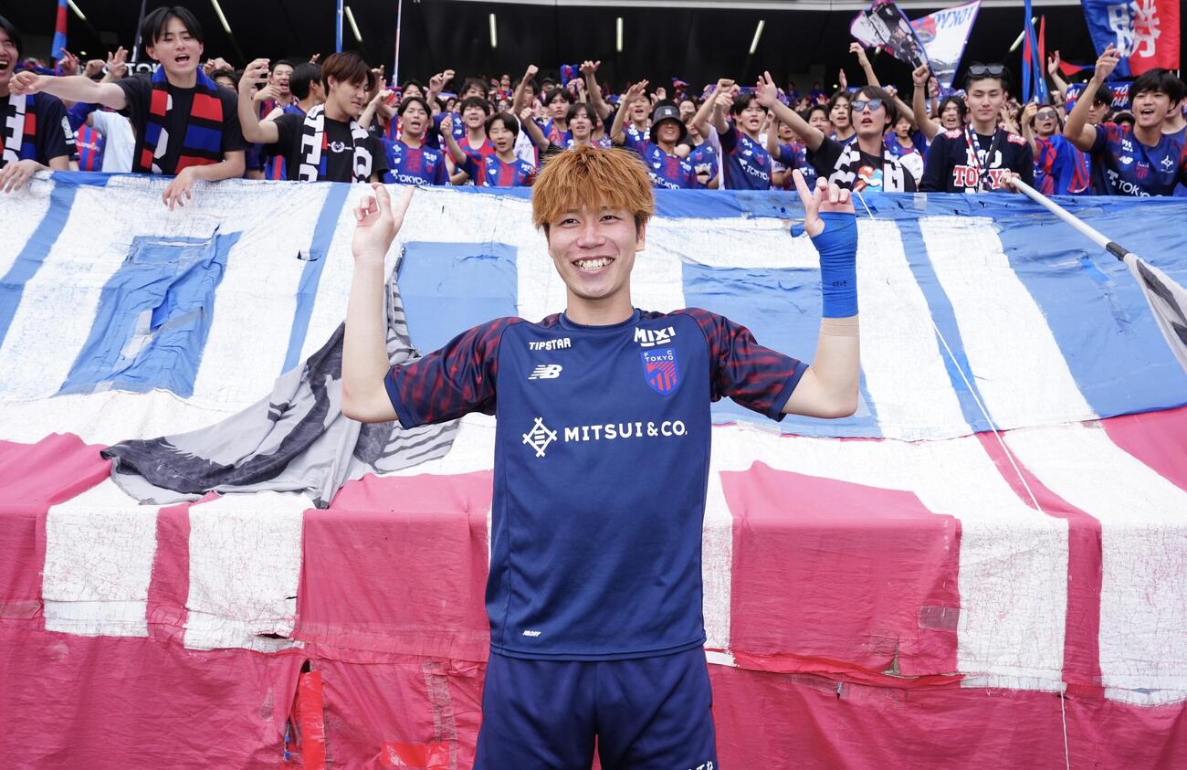 明治安田J1百年構想リーグ　第14節　東京対川崎F　試合後、サポーターの前で写真に納まる東京野沢零温（撮影・江口和貴）